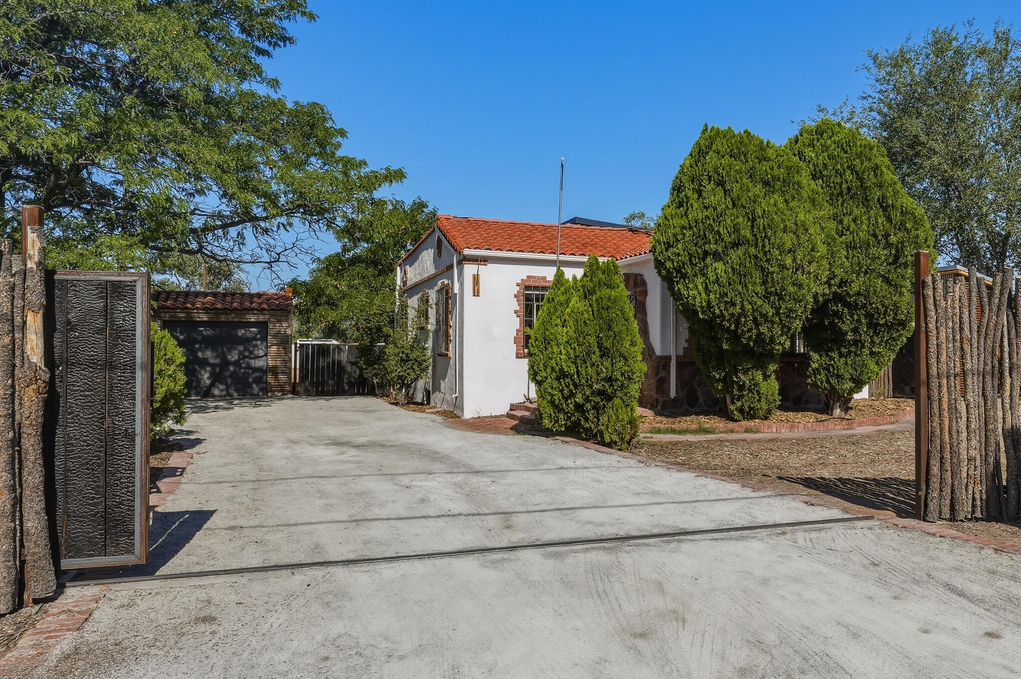 Photo 9 — 613 Isleta Boulevard SW