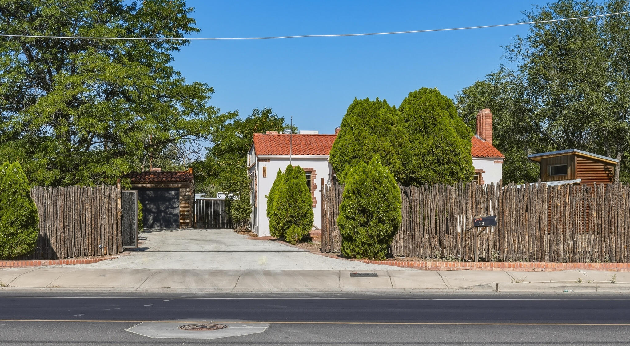 Photo 4 — 613 Isleta Boulevard SW