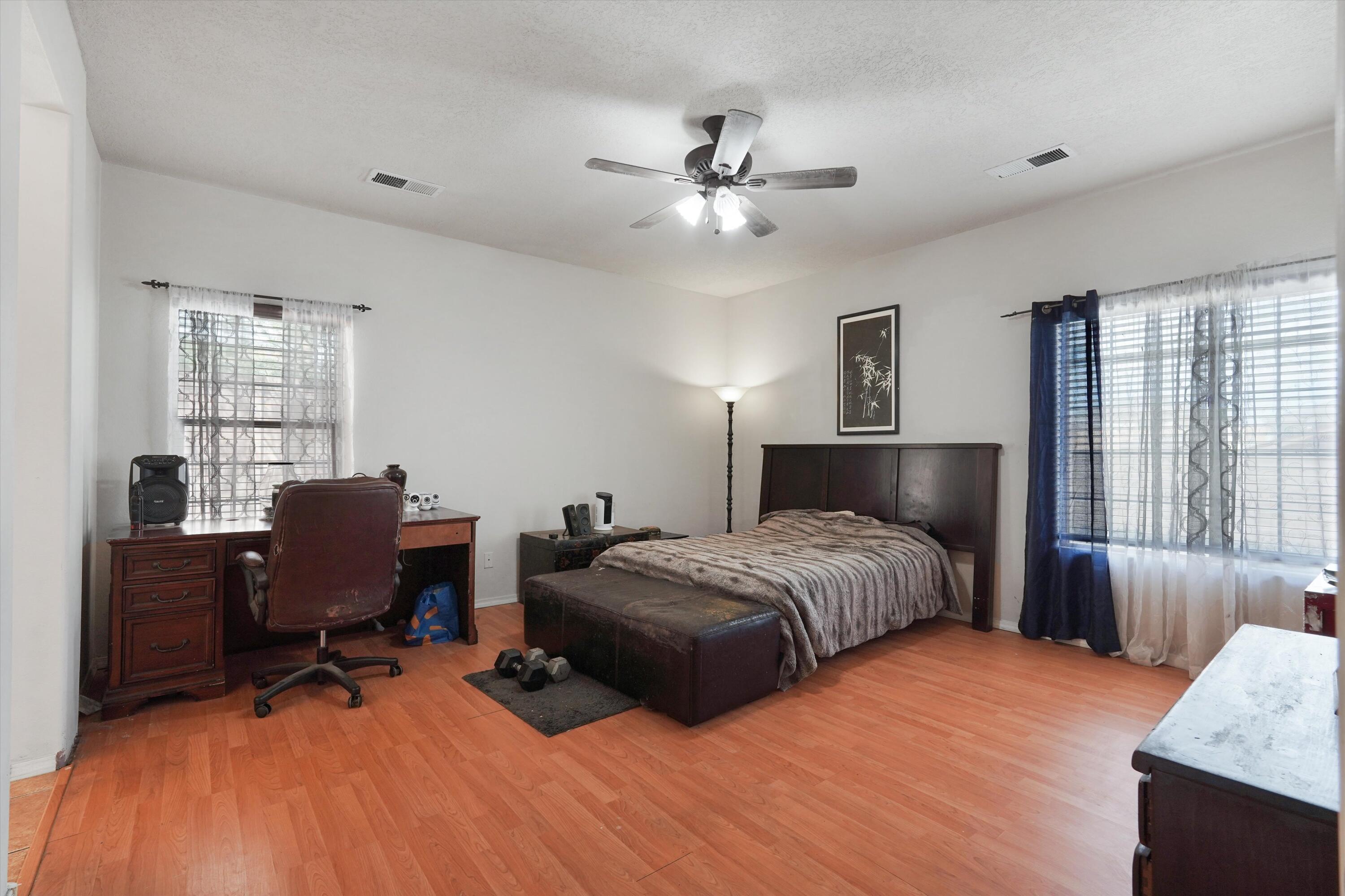 Photo 20 — 5524 Gladstone Drive NE