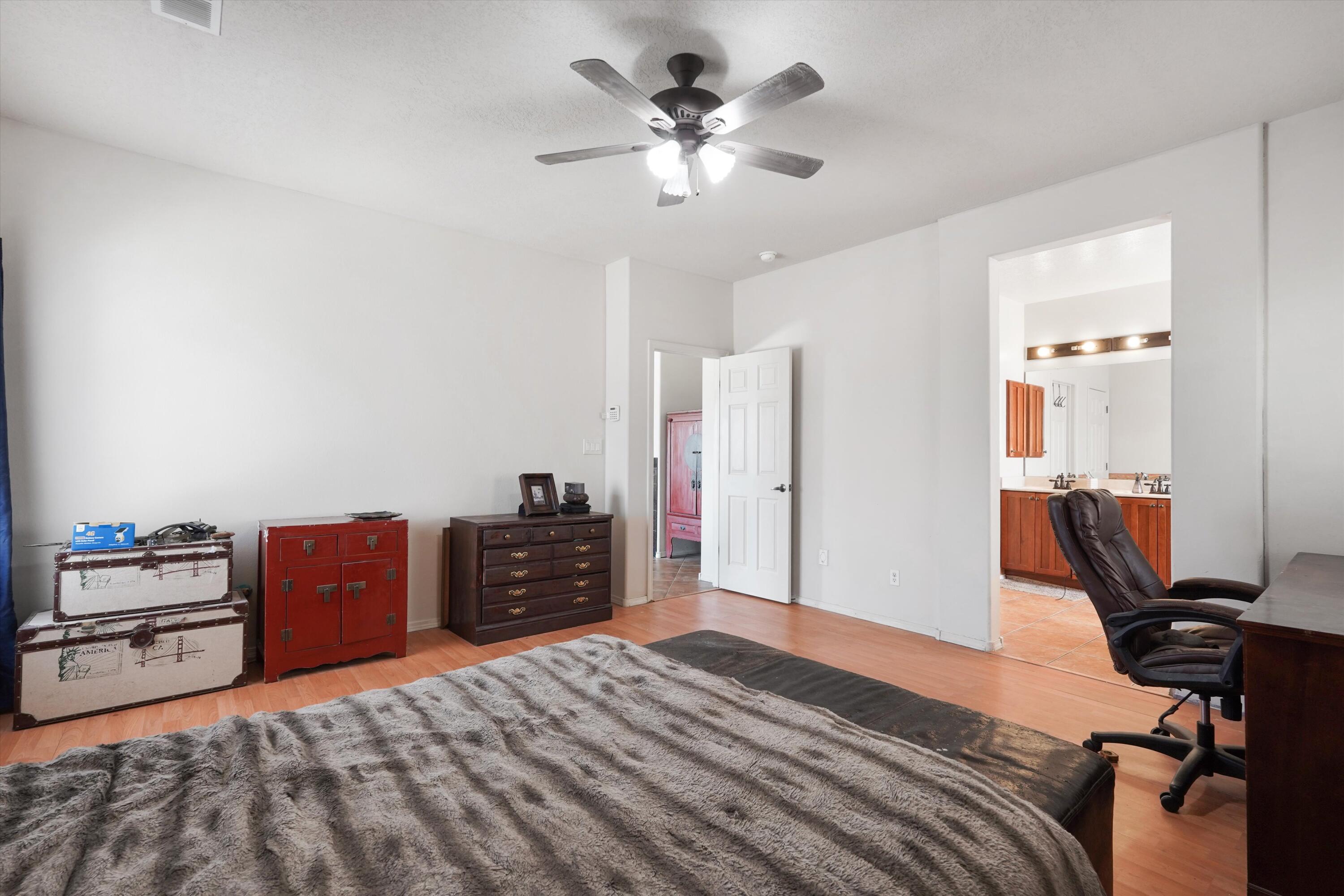 Photo 19 — 5524 Gladstone Drive NE