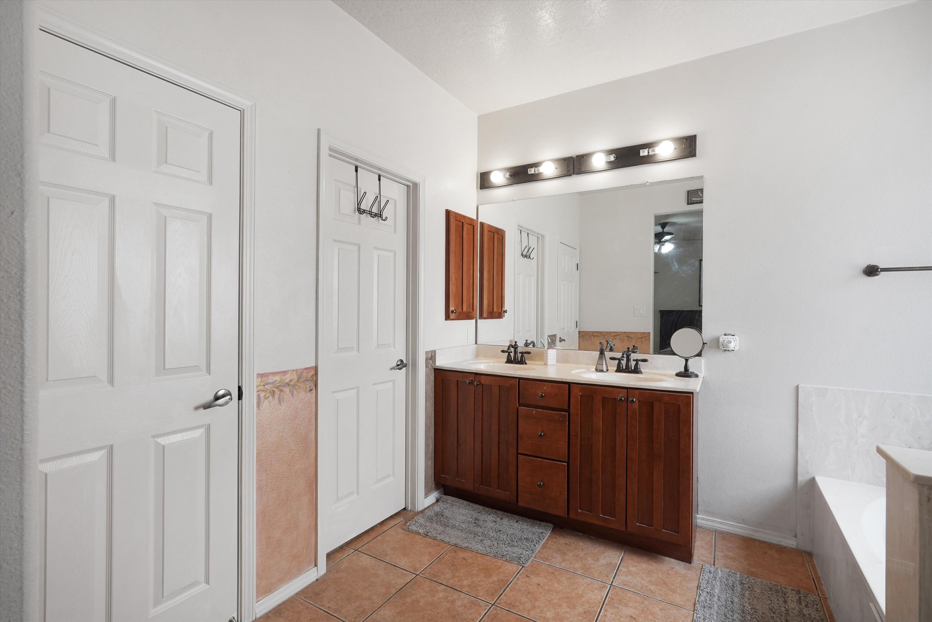 Photo 18 — 5524 Gladstone Drive NE