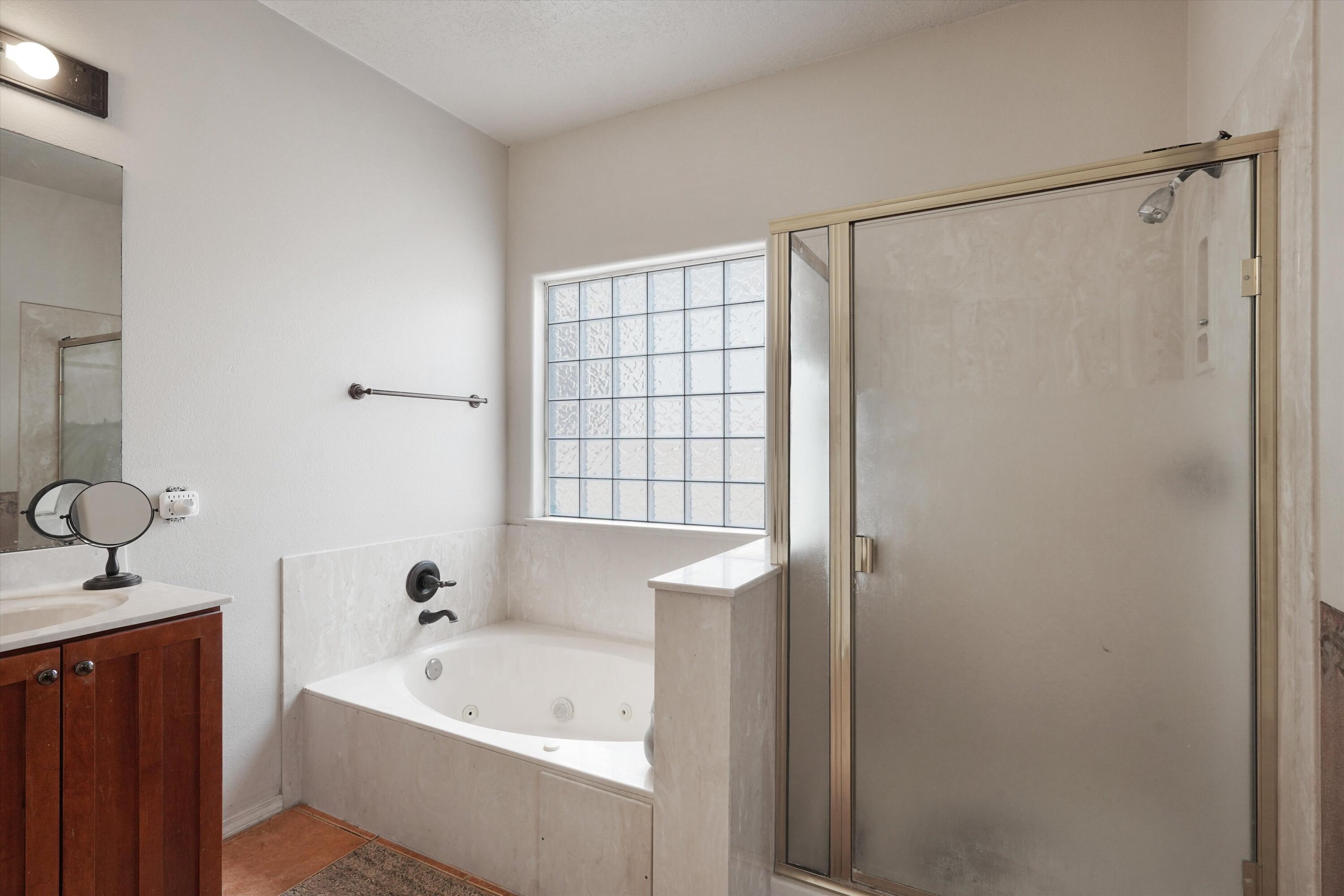 Photo 17 — 5524 Gladstone Drive NE