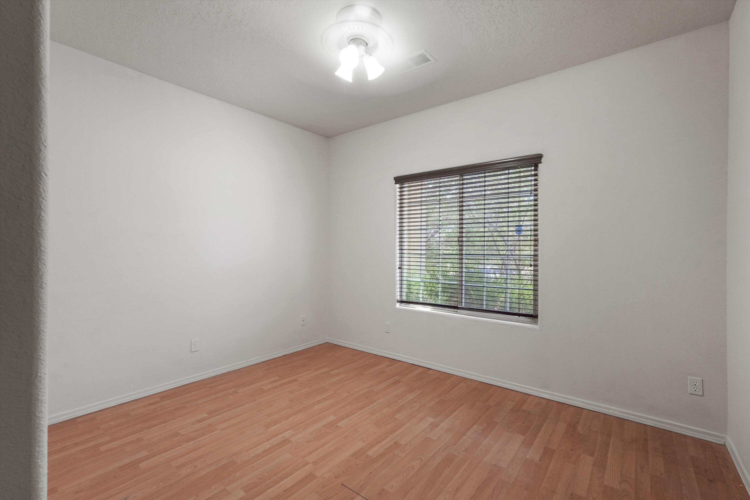 Photo 16 — 5524 Gladstone Drive NE