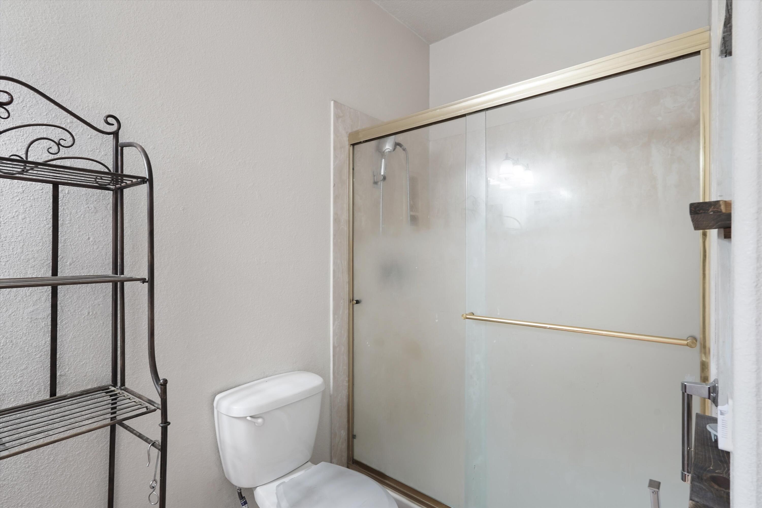 Photo 14 — 5524 Gladstone Drive NE