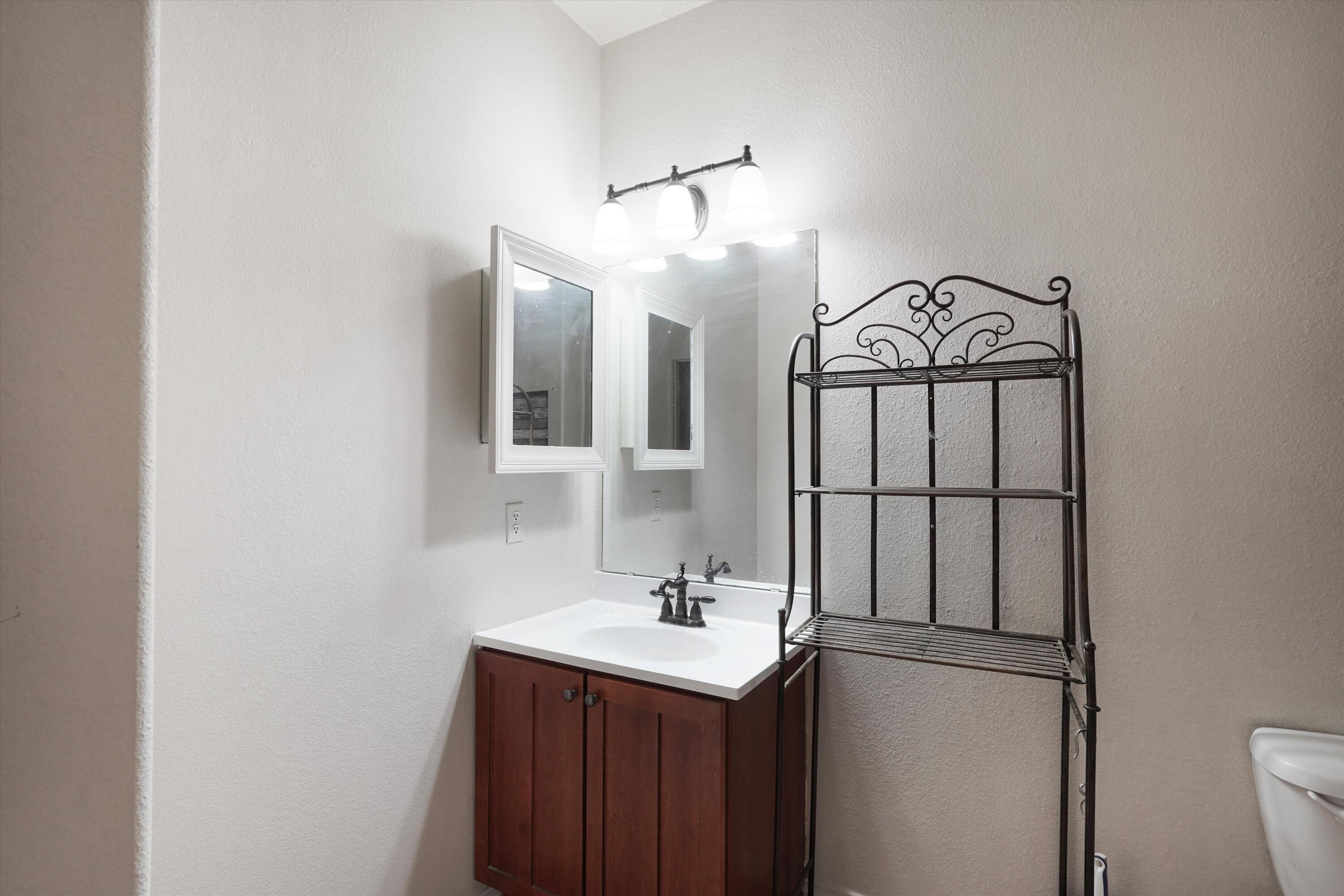 Photo 13 — 5524 Gladstone Drive NE