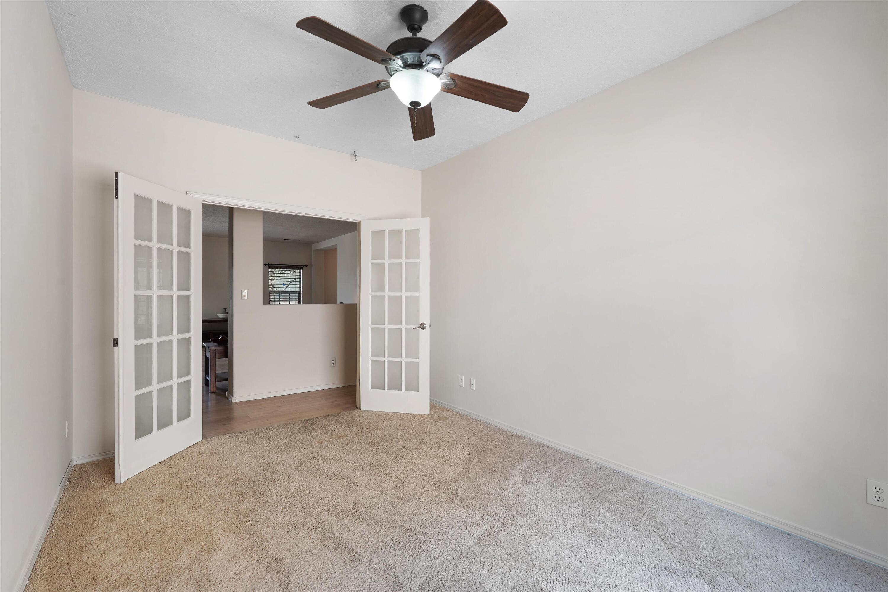 Photo 11 — 5524 Gladstone Drive NE