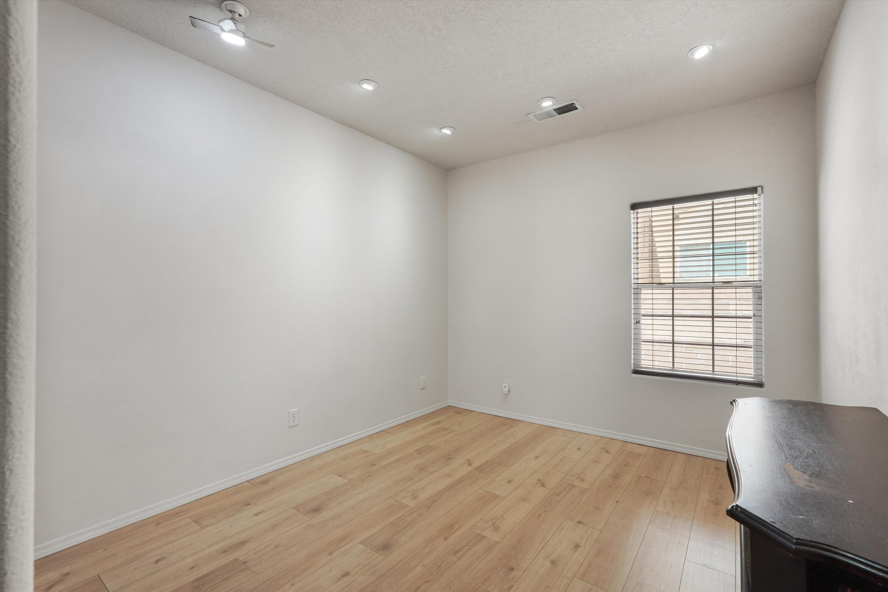 Photo 10 — 5524 Gladstone Drive NE