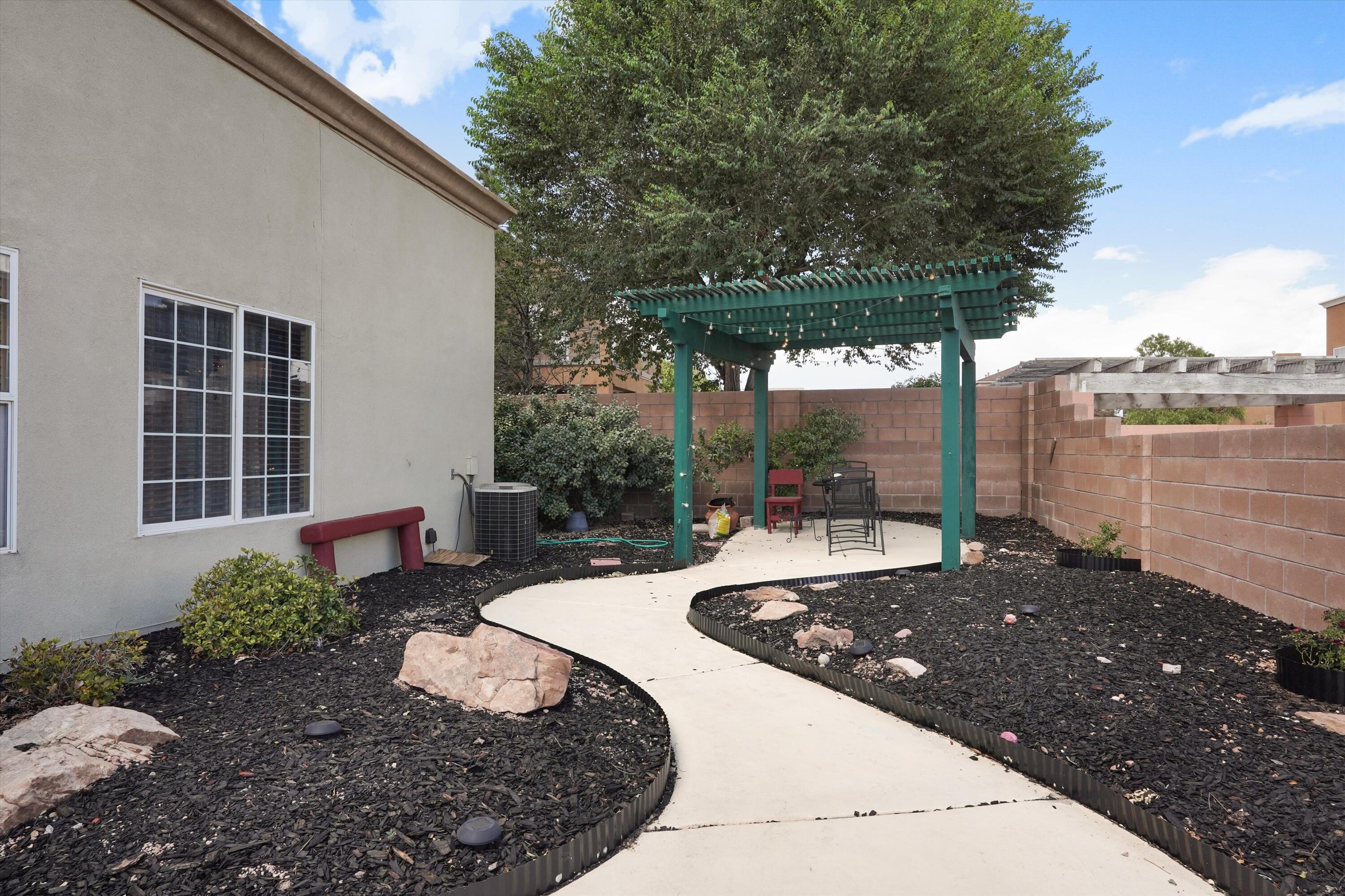 Photo 5 — 5524 Gladstone Drive NE