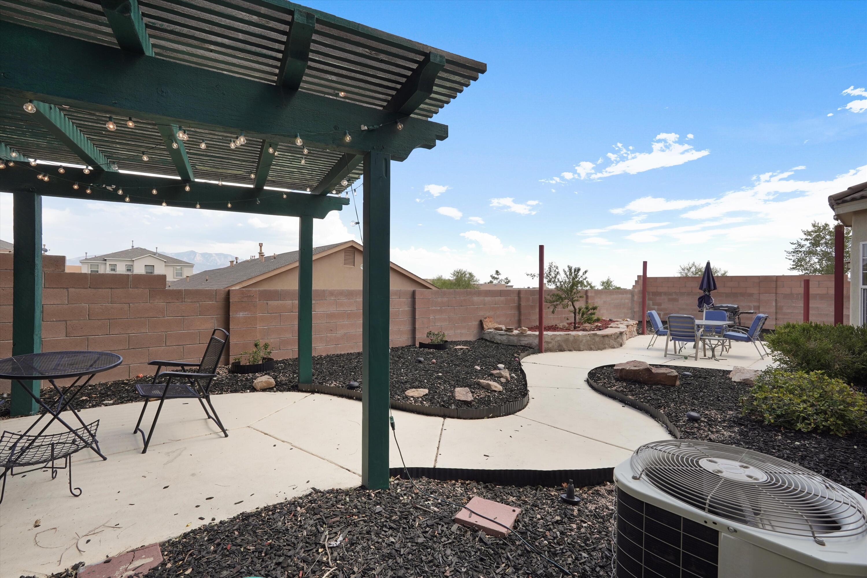 Photo 3 — 5524 Gladstone Drive NE