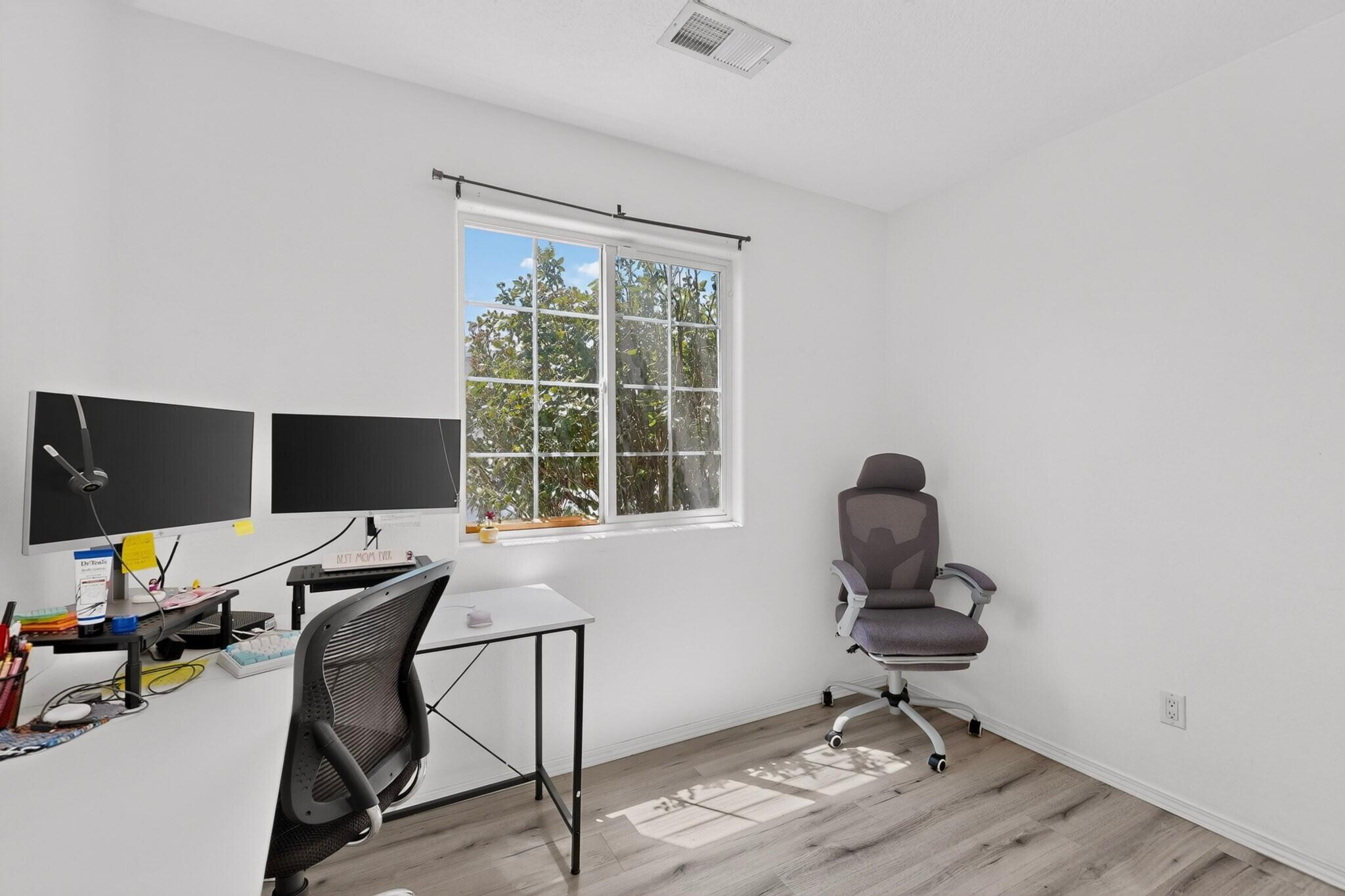 Photo 16 — 736 Torretta Drive SW