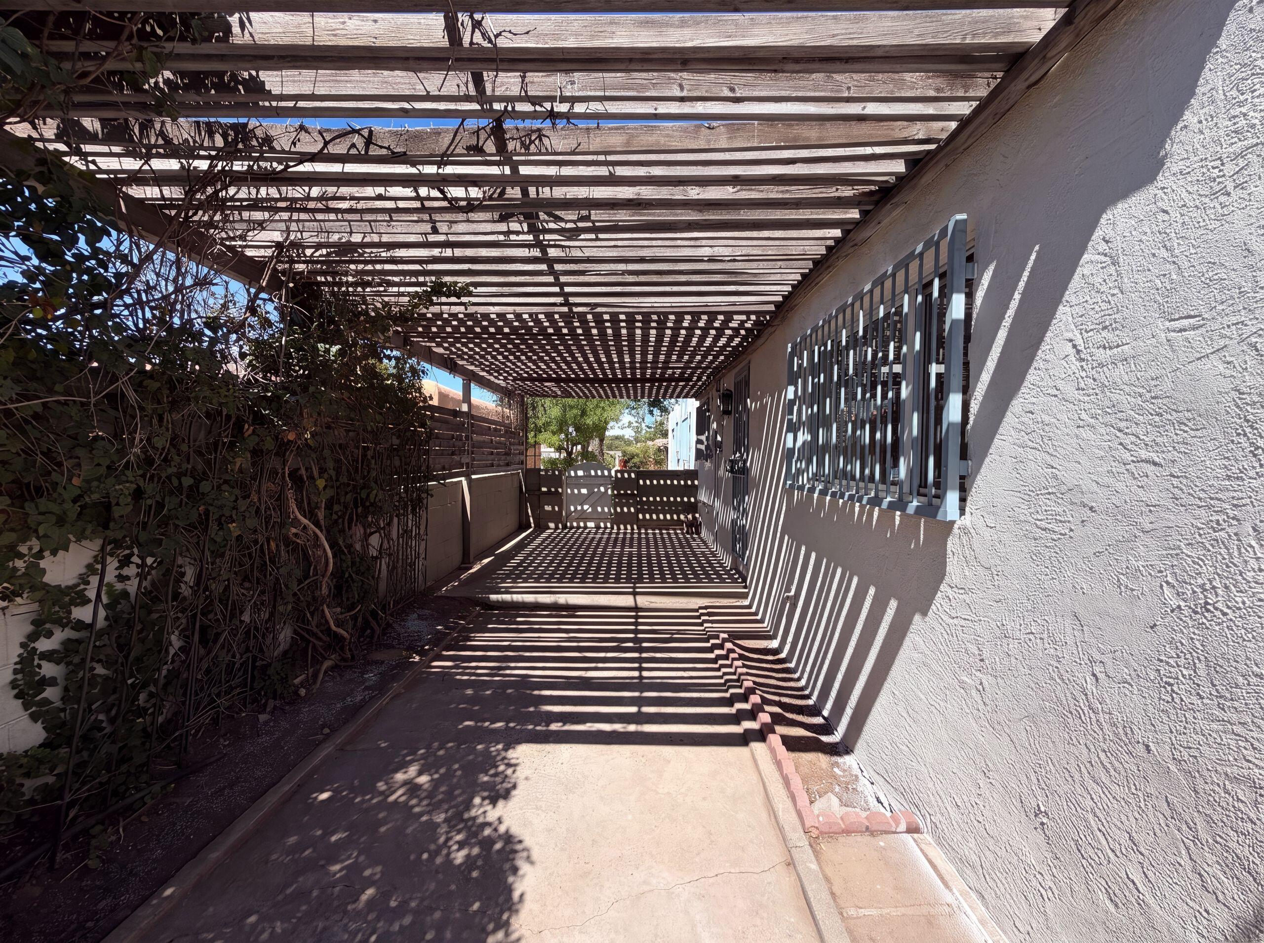 Photo 3 — 700 Dakota Street SE