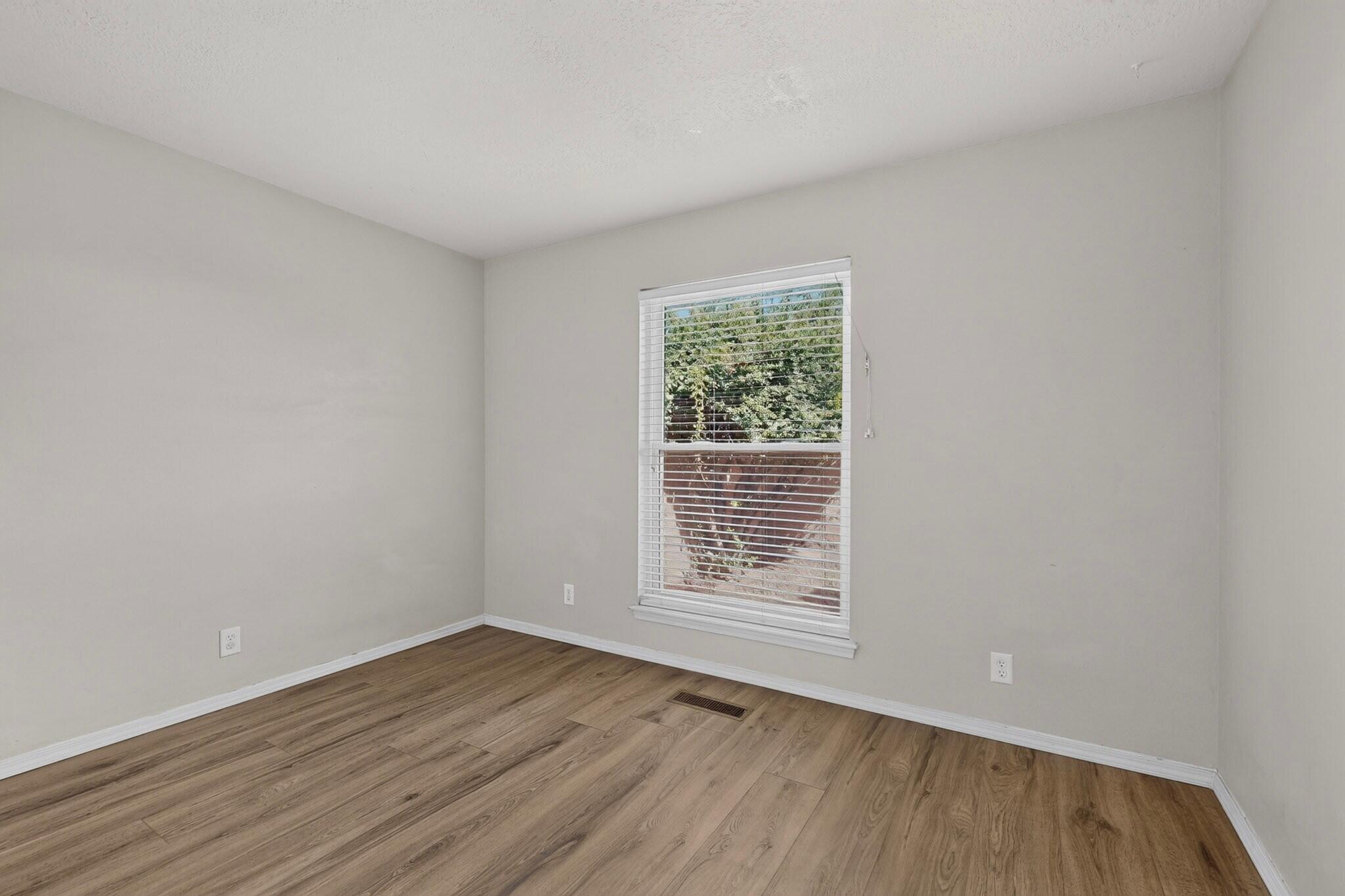 Photo 19 — 5352 Thomas Place NE