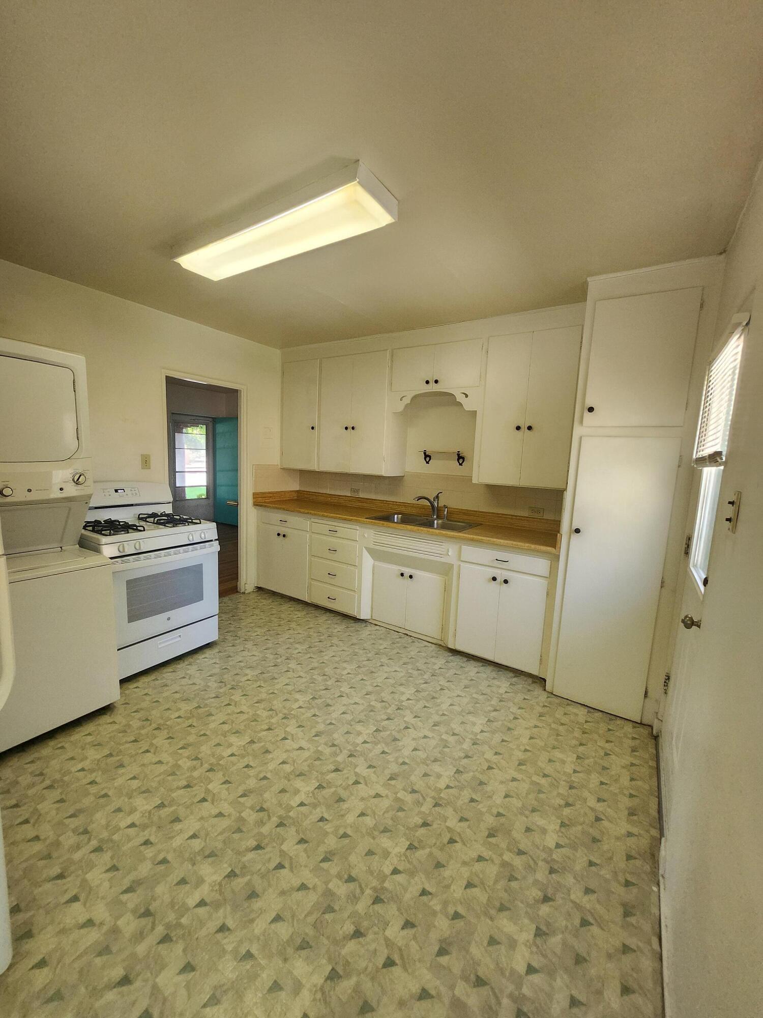 Photo 7 — 4019 Roma Avenue NE