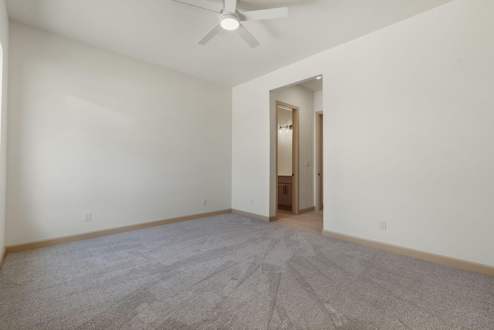 Photo 5 — 908 Huron Road SE