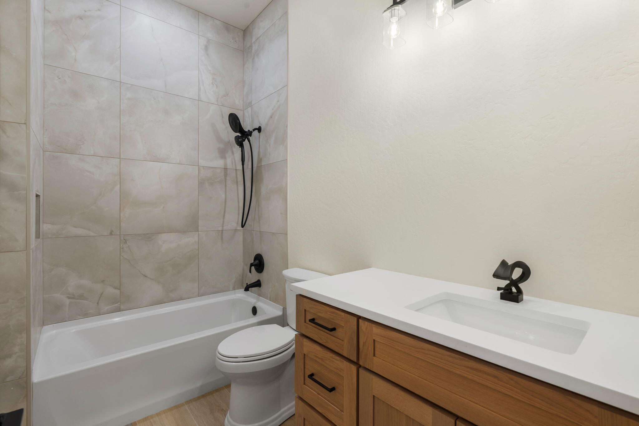 Photo 4 — 908 Huron Road SE