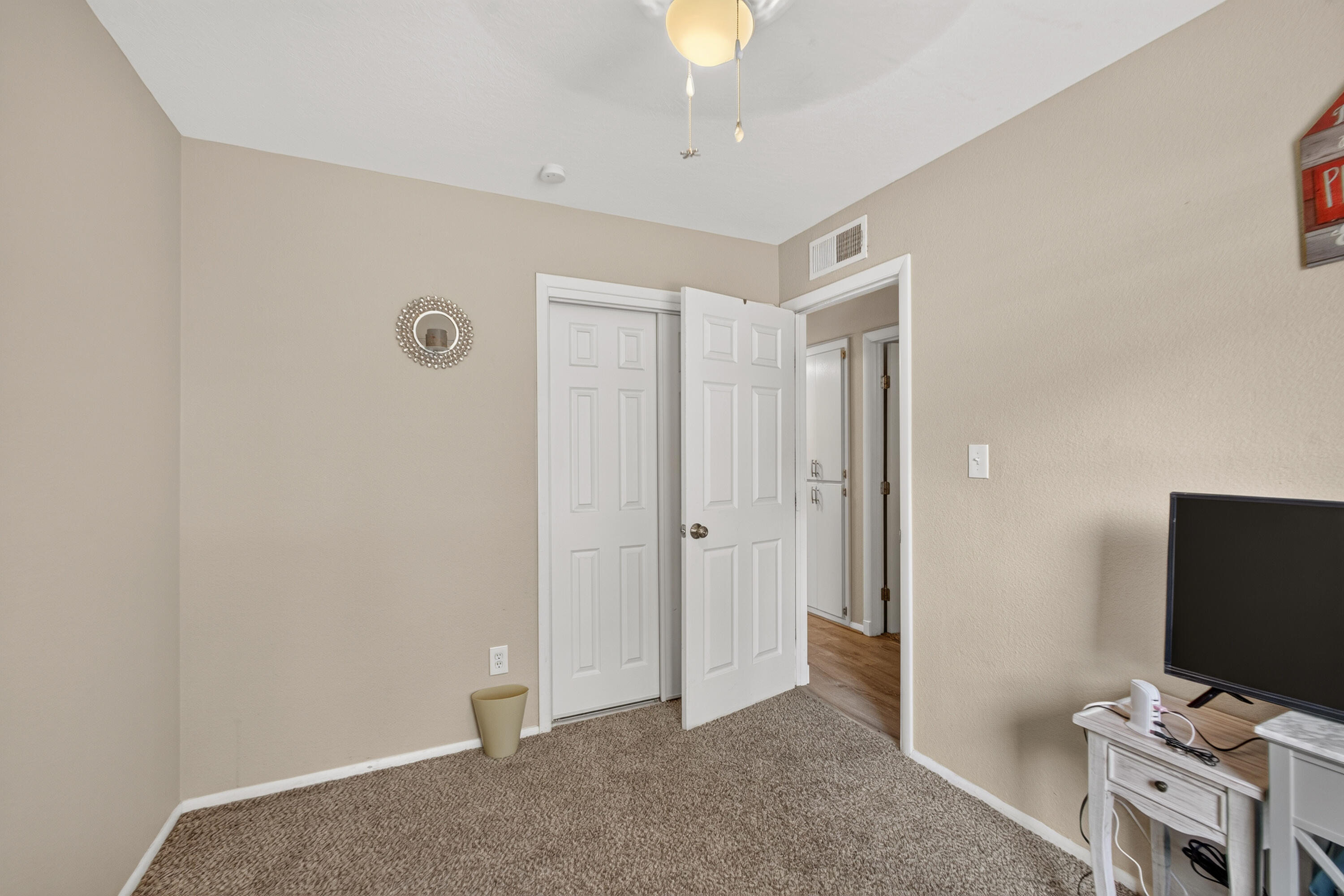 Photo 10 — 659 Los Lentes Road SE