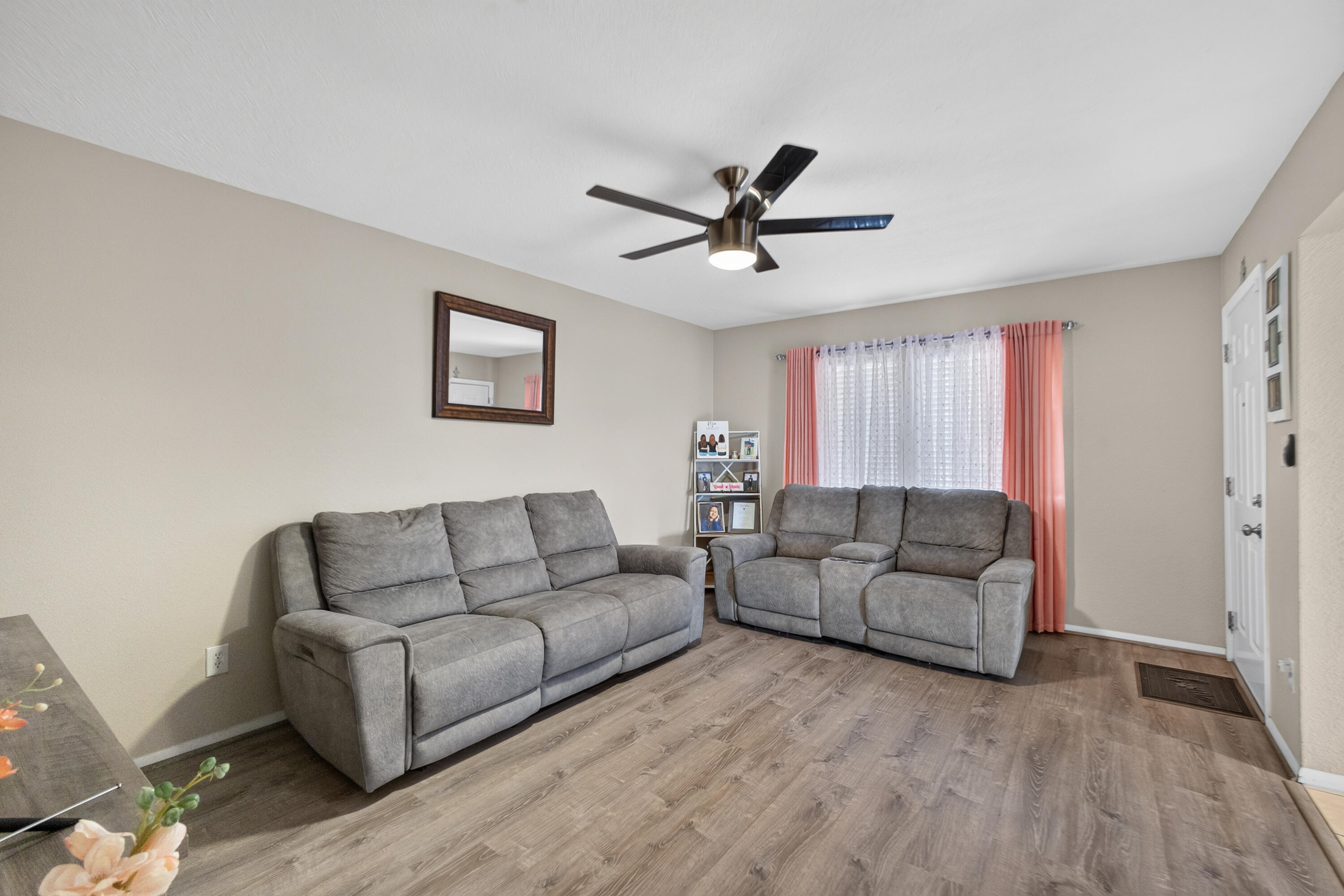 Photo 17 — 659 Los Lentes Road SE