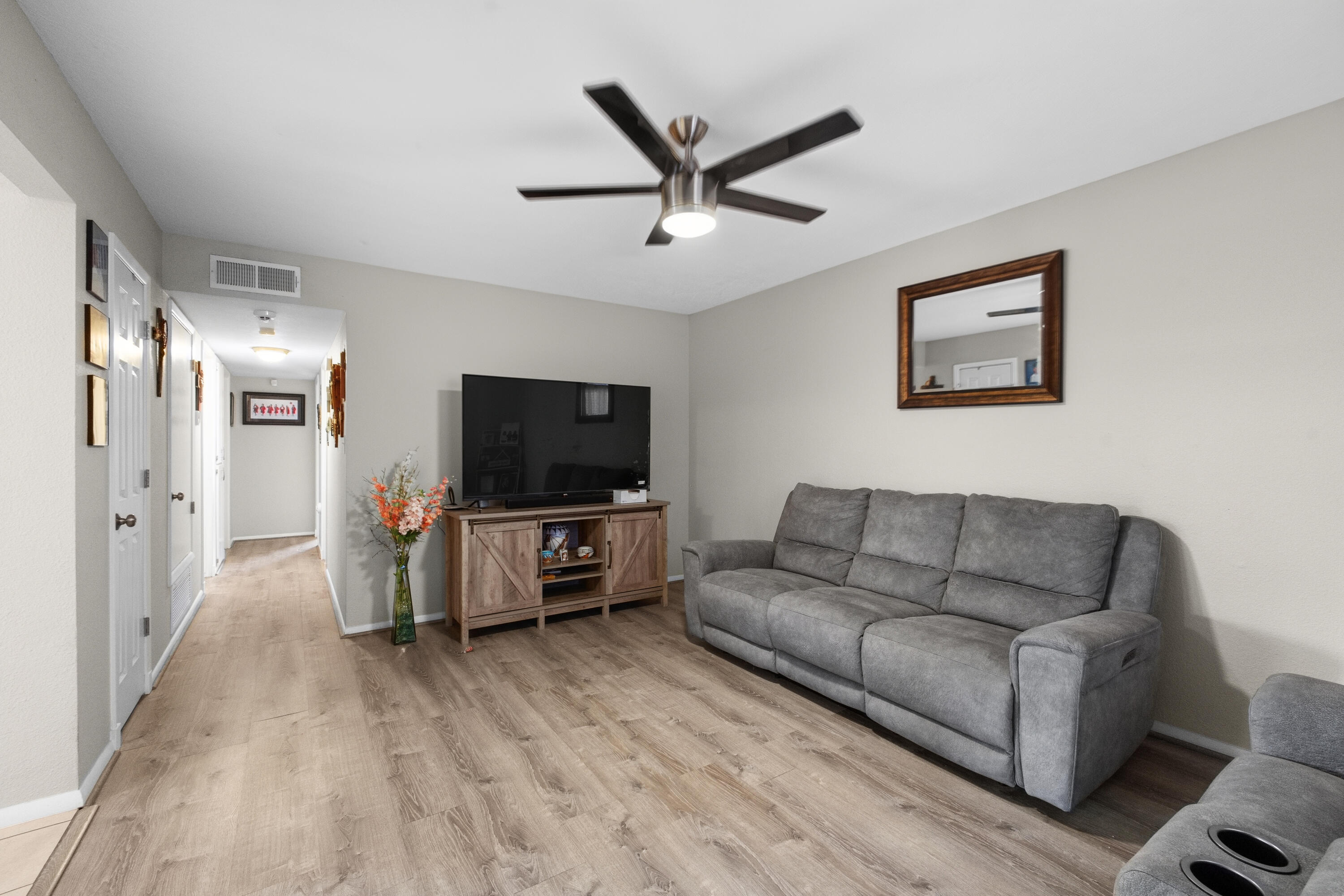 Photo 18 — 659 Los Lentes Road SE