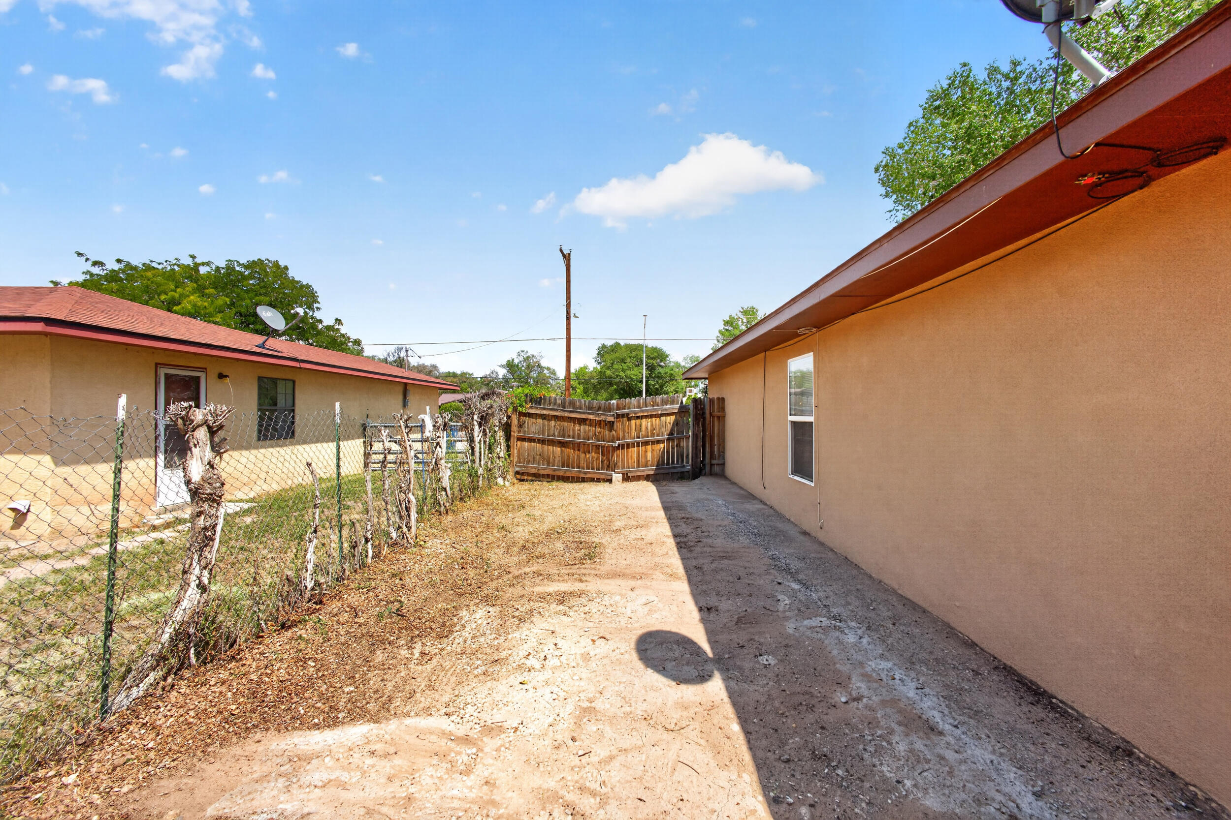 Photo 8 — 659 Los Lentes Road SE