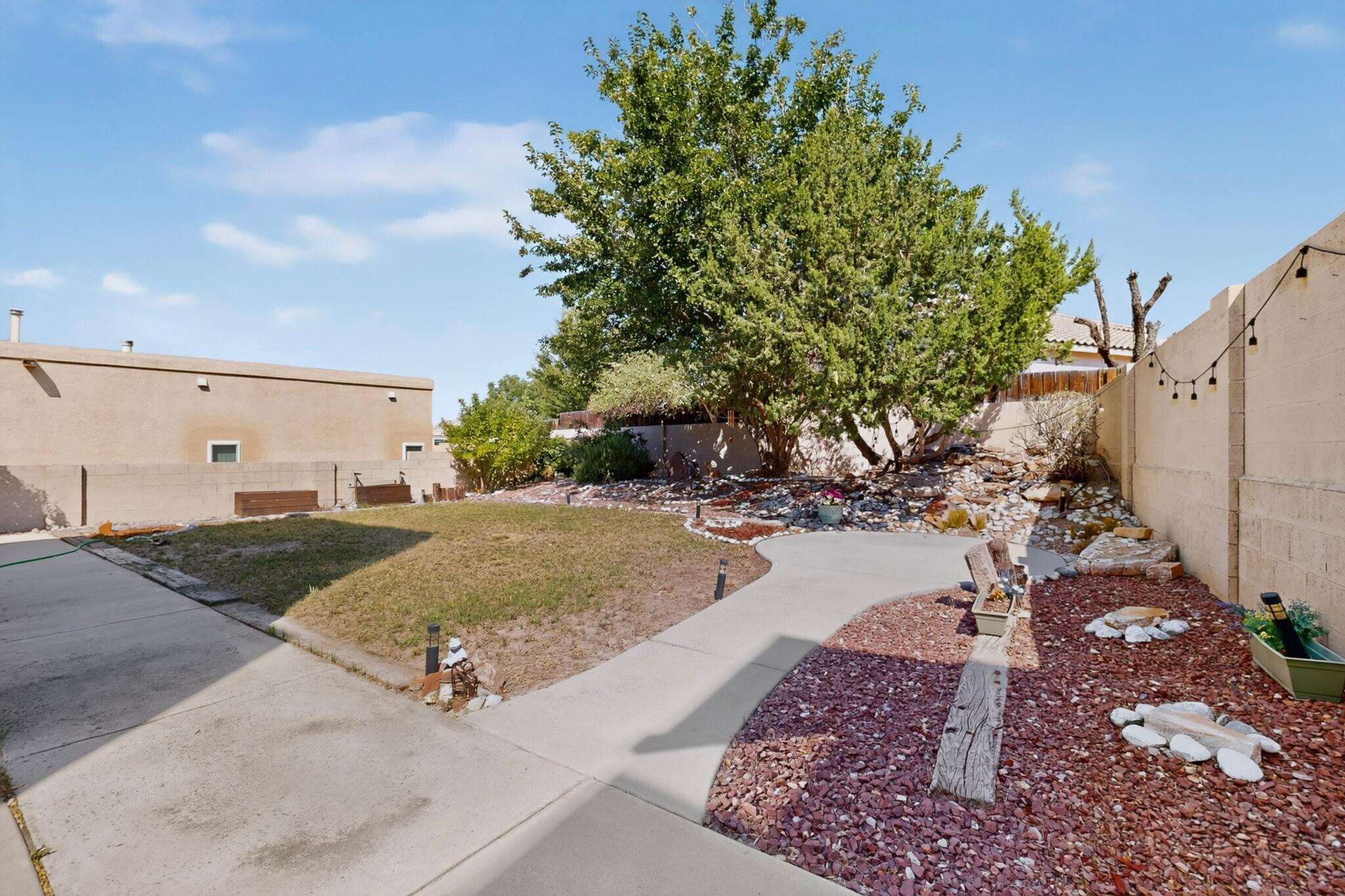 Photo 4 — 7409 Palomas Park Avenue NE