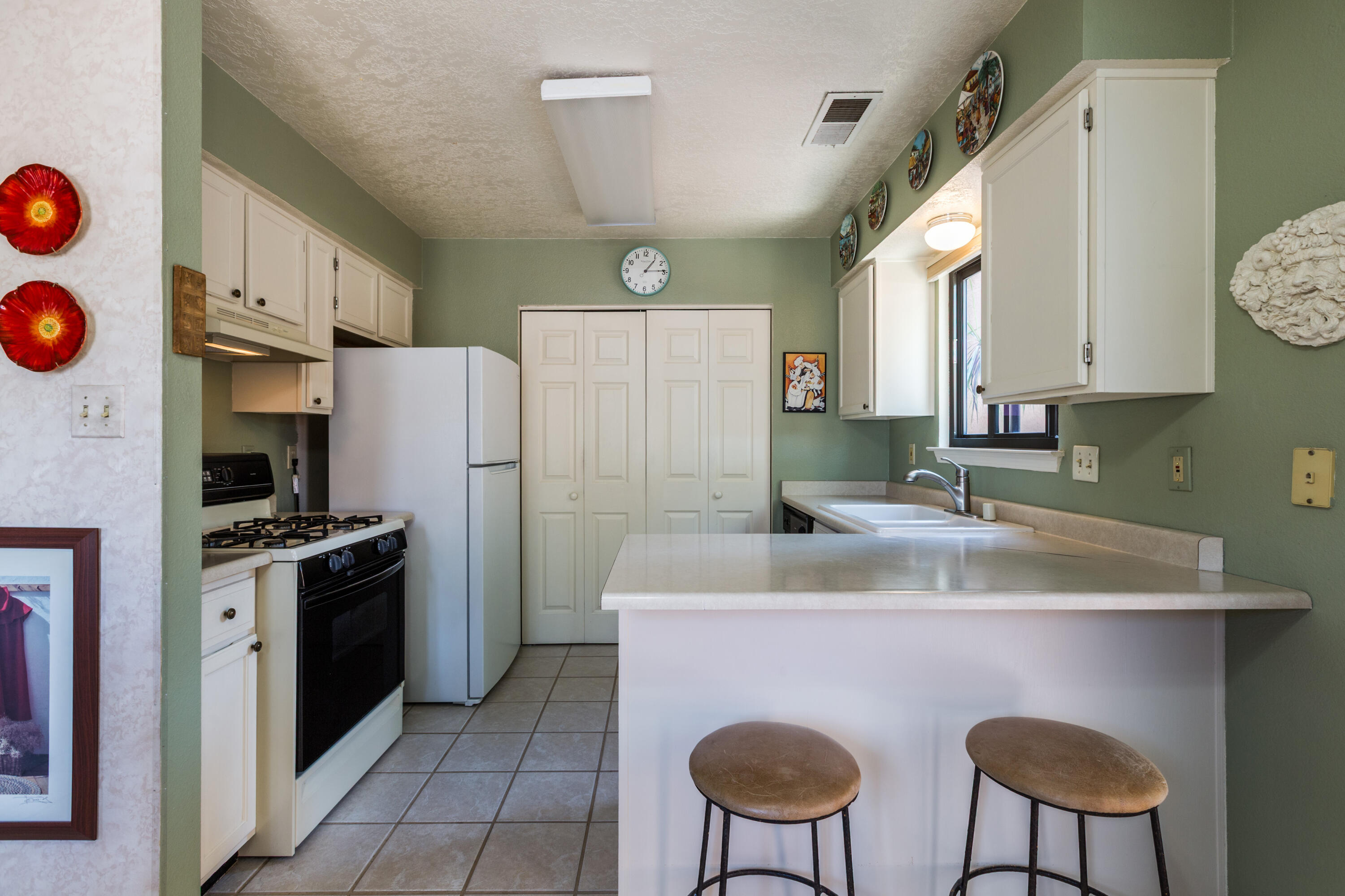 Photo 14 — 5801 Lowell Street NE UNIT 24A
