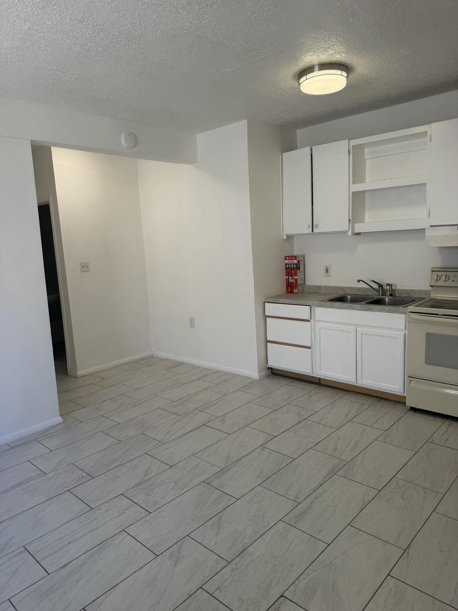 Photo 2 — 211 Texas Street NE