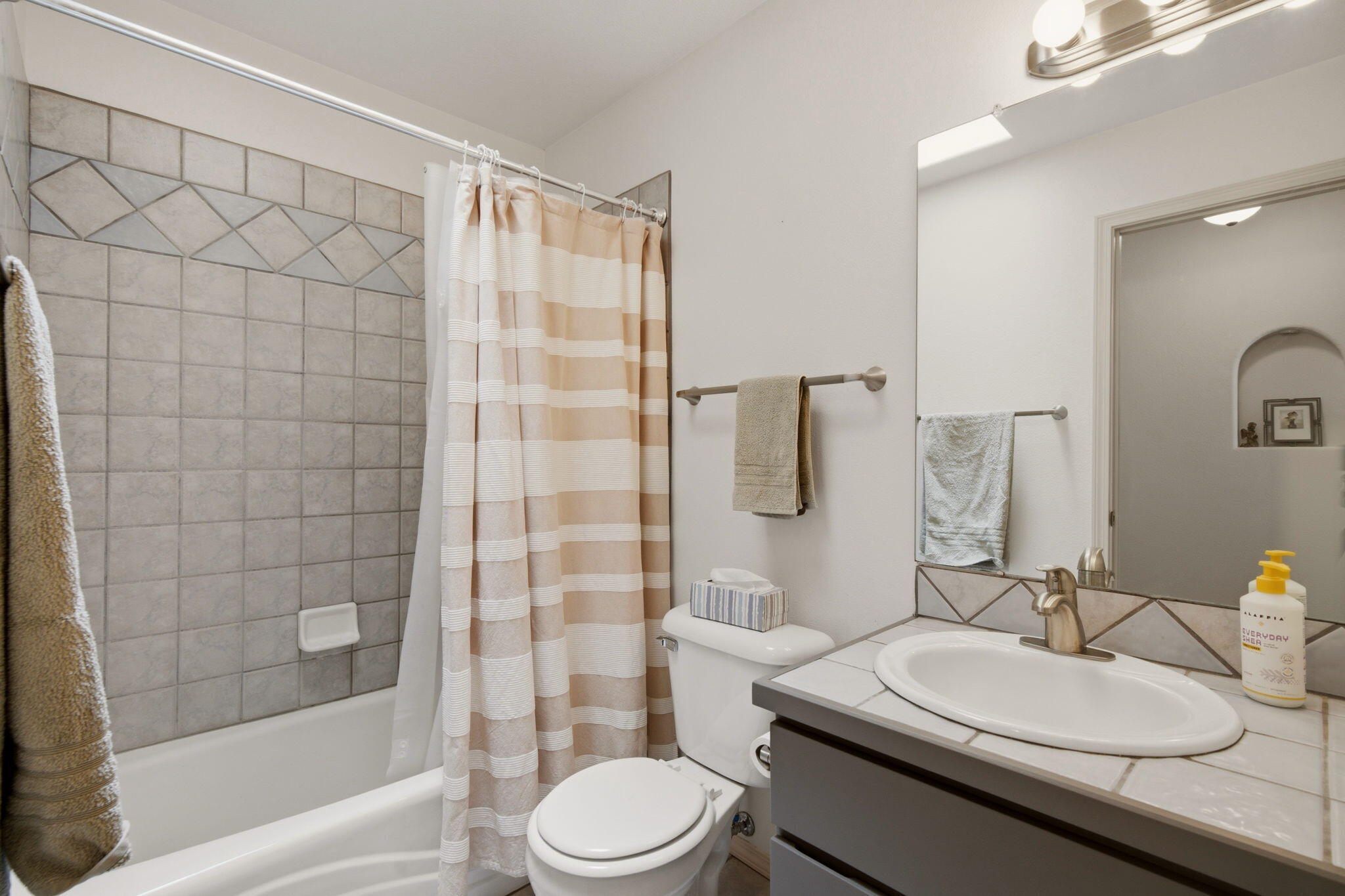 Photo 11 — 2405 Flagstone Road NE