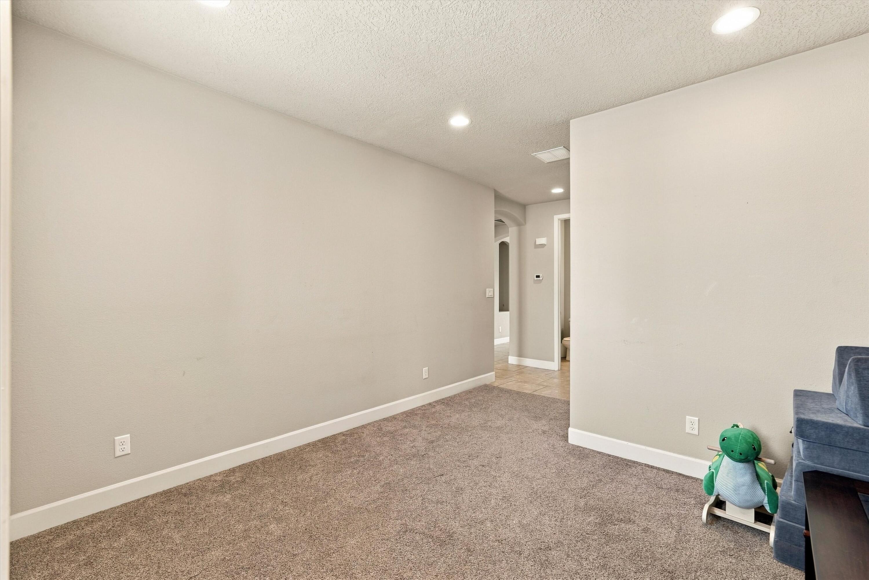 Photo 16 — 1632 Roble Drive SE