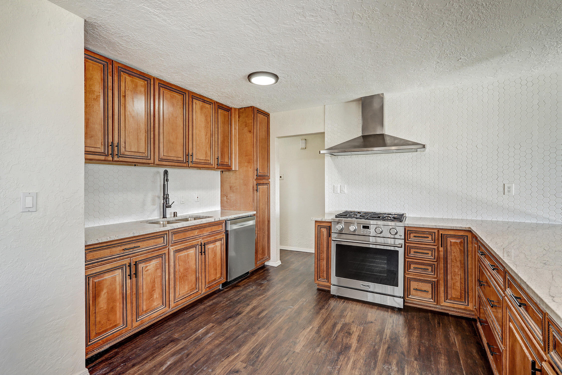 Photo 4 — 565 Lisbon Avenue SE