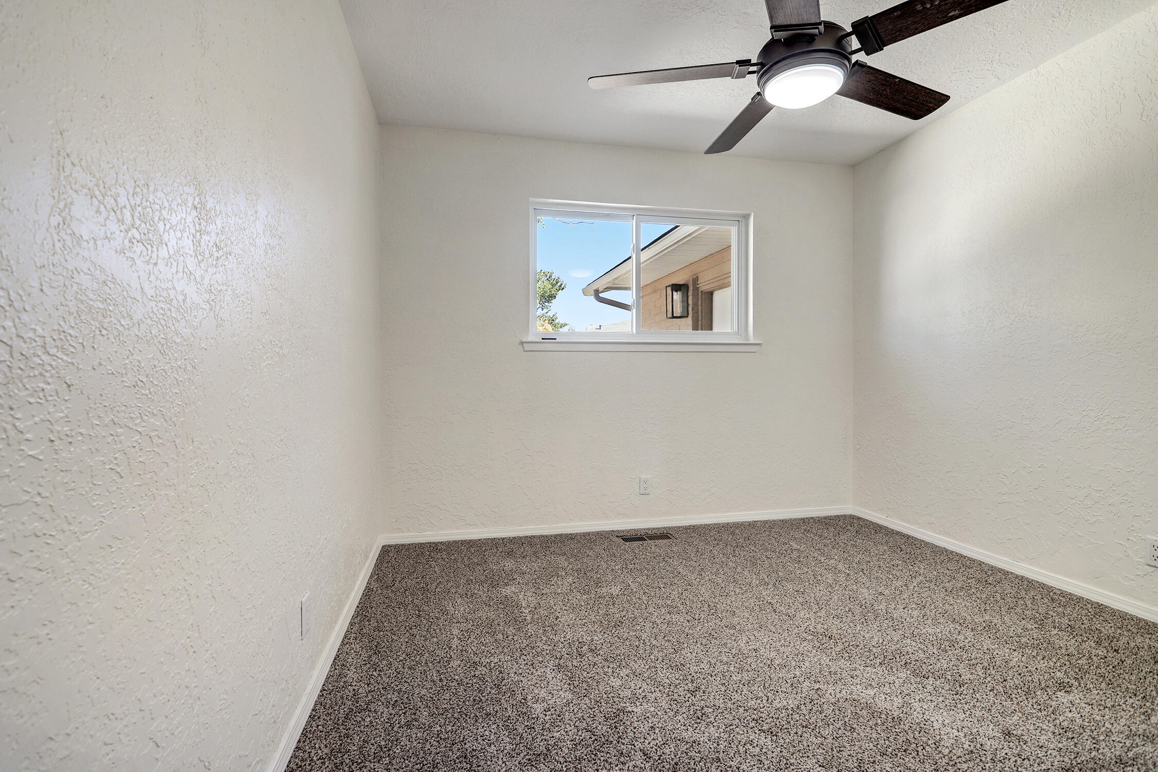 Photo 6 — 565 Lisbon Avenue SE