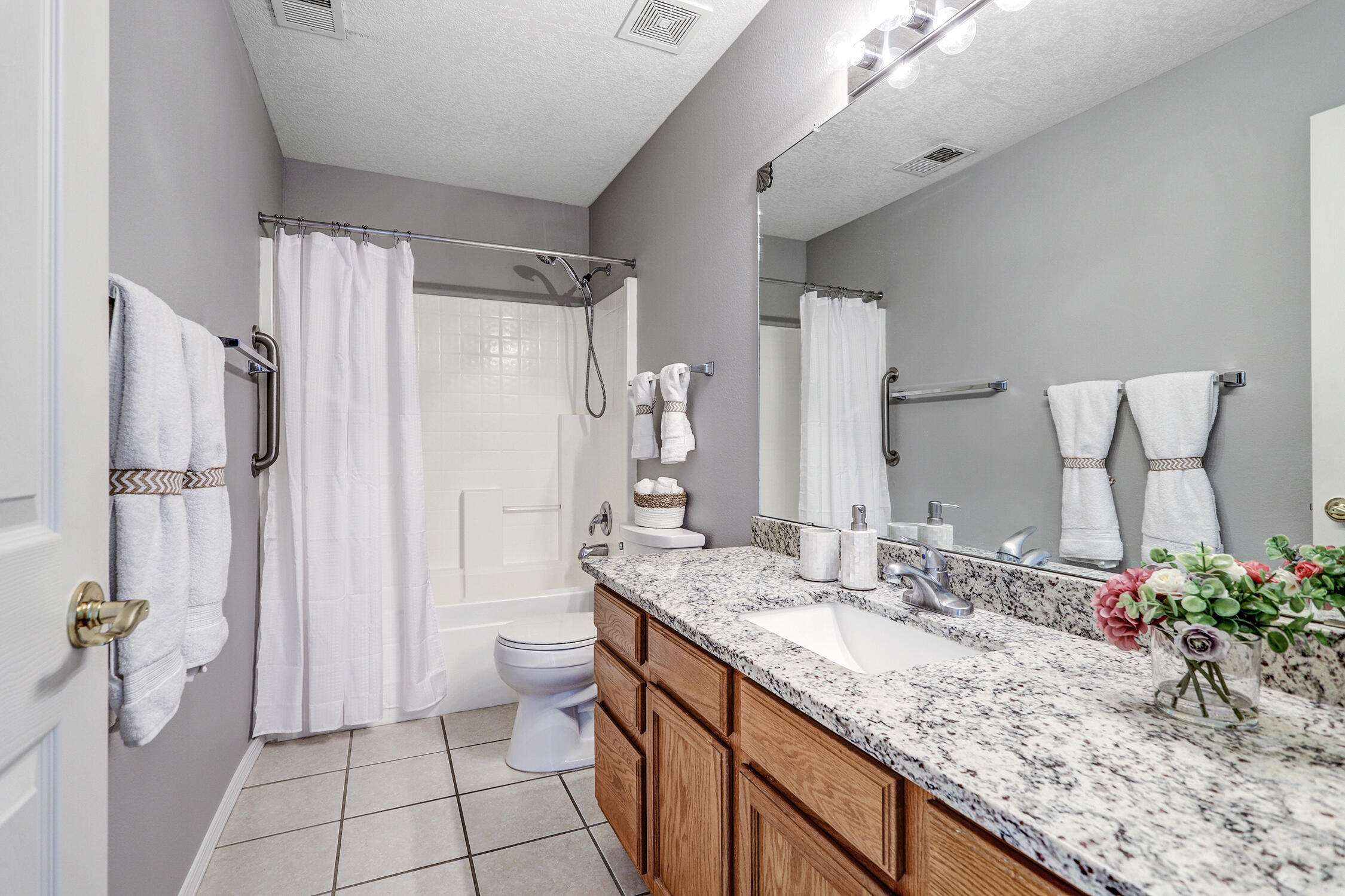 Photo 3 — 2190 Monterrey Road NE