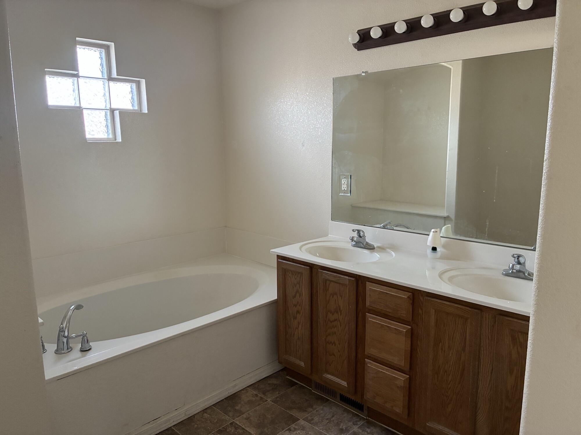 Photo 3 — 1445 Isleta Court NE
