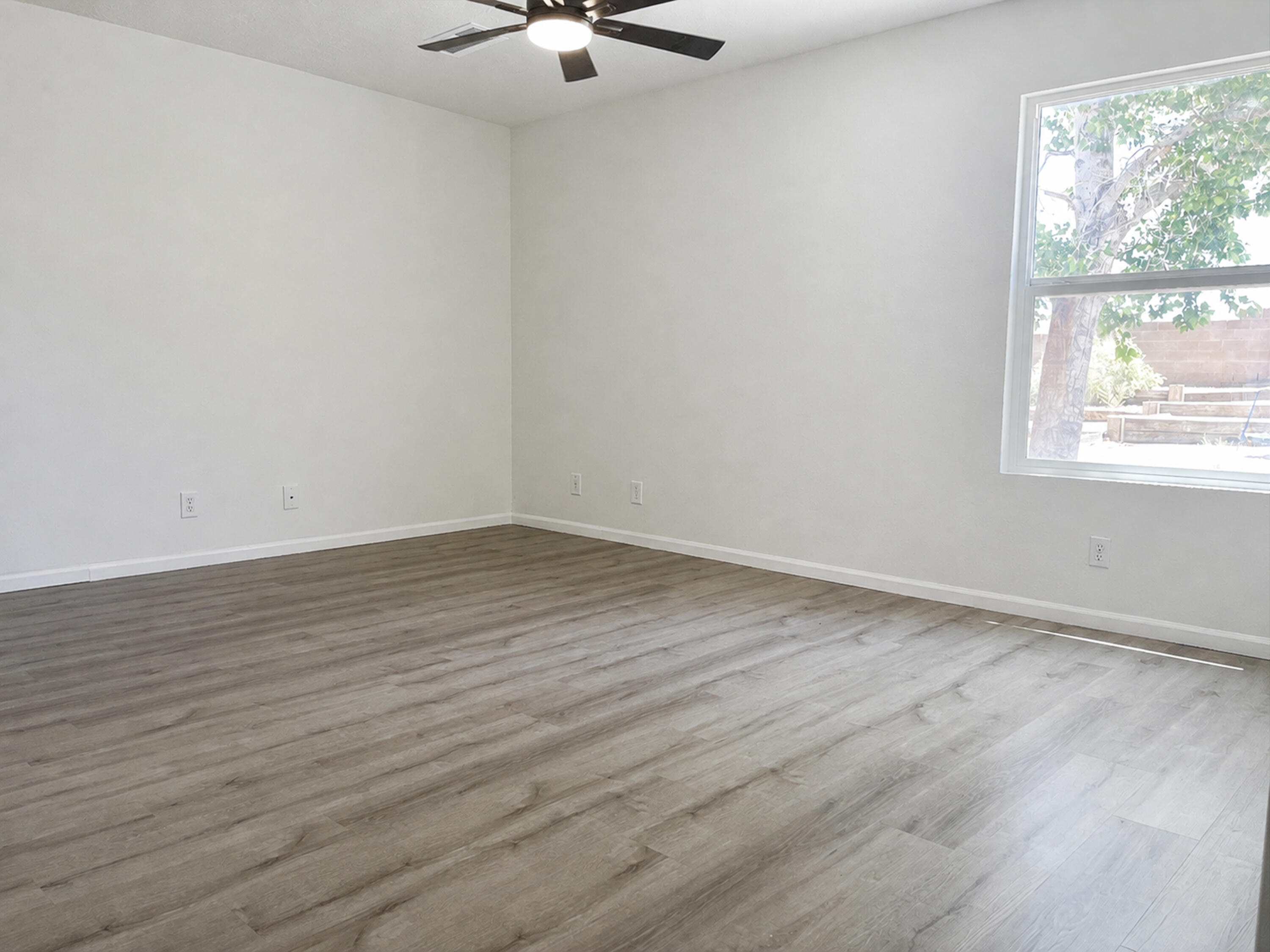 Photo 3 — 748 Saratoga Drive NE