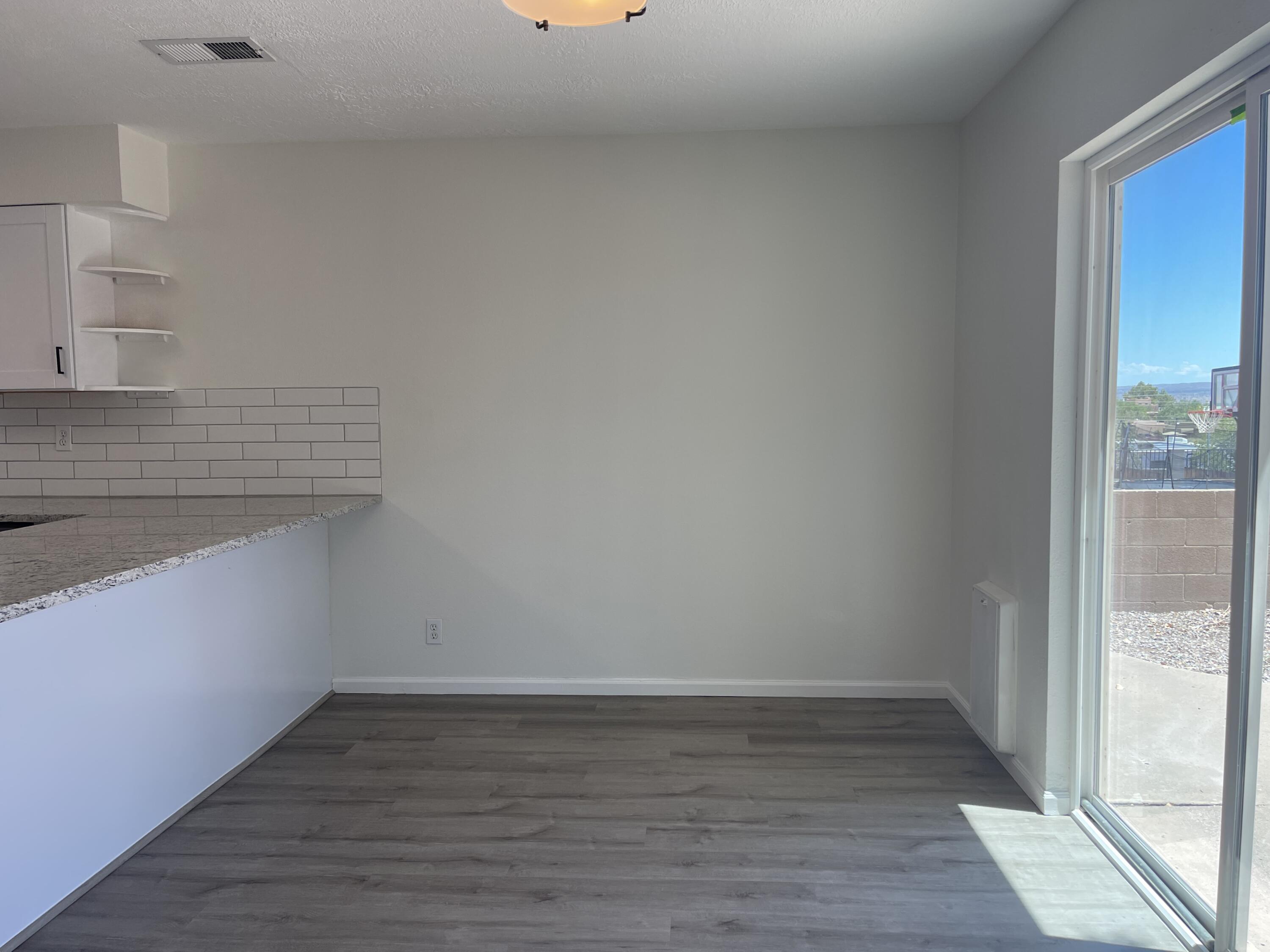 Photo 5 — 748 Saratoga Drive NE