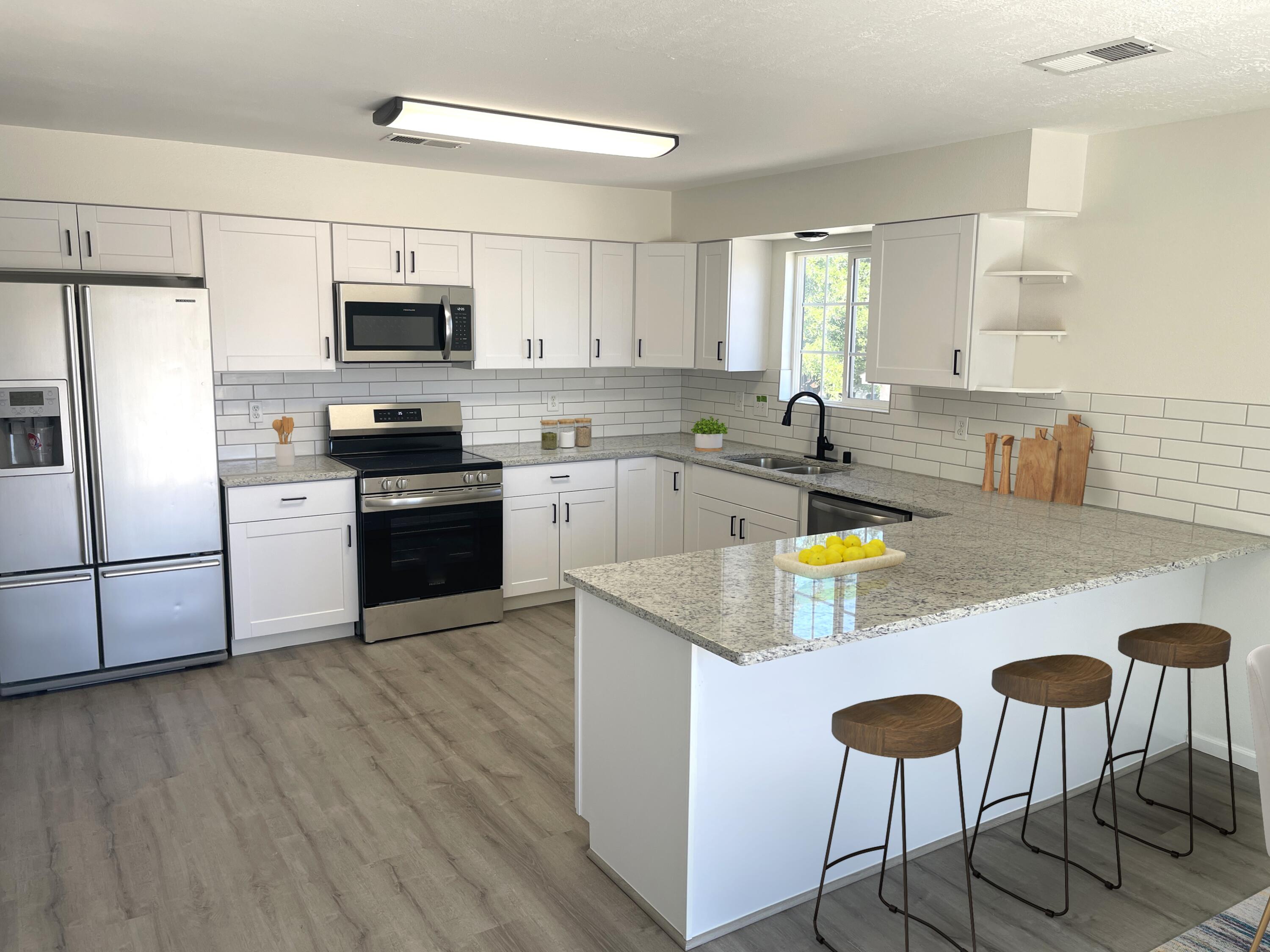 Photo 6 — 748 Saratoga Drive NE
