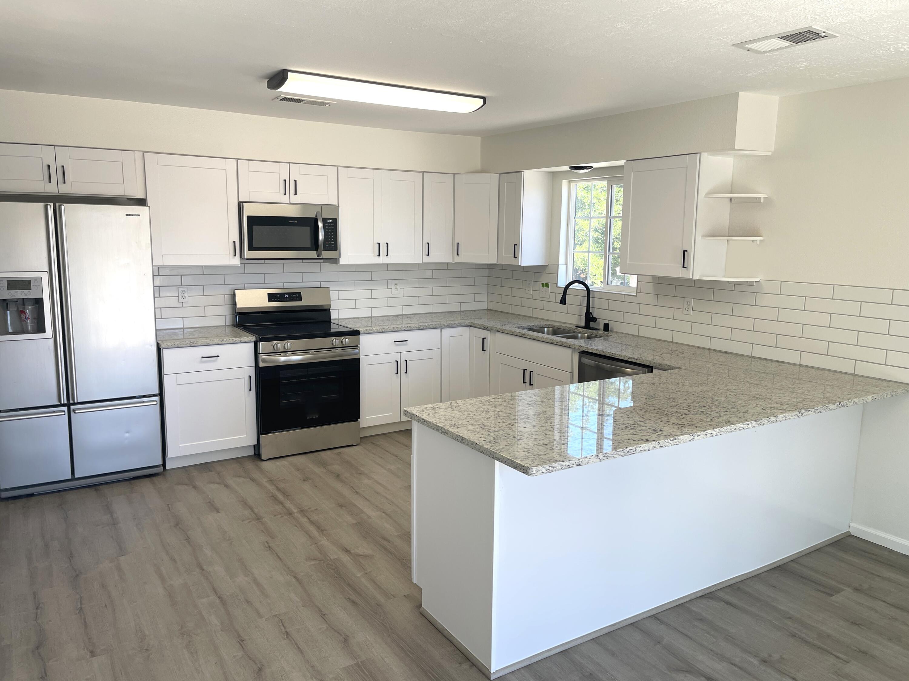 Photo 7 — 748 Saratoga Drive NE