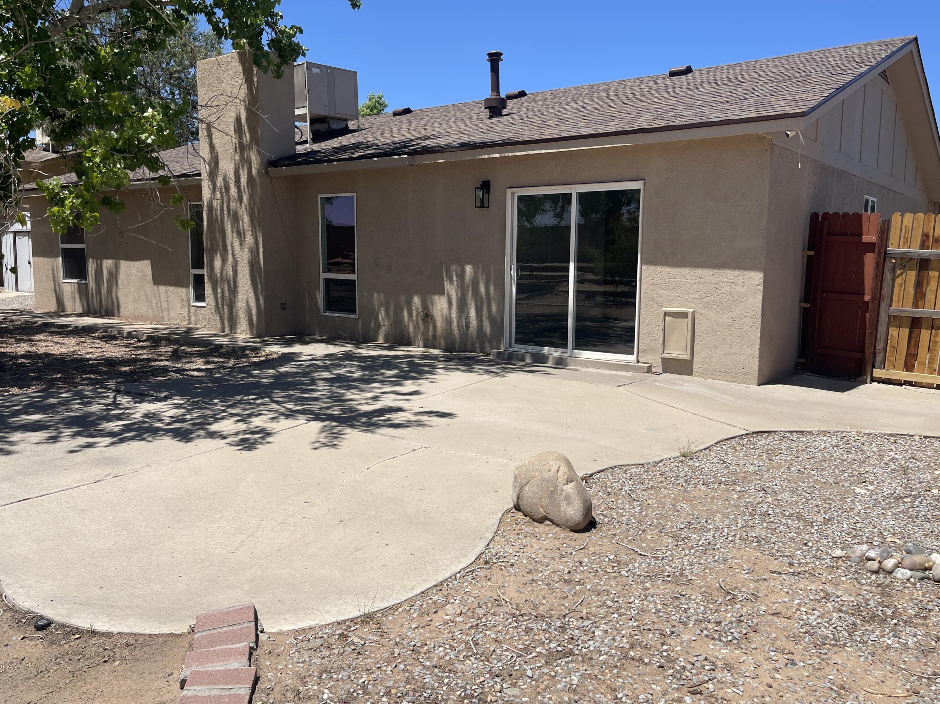 Photo 8 — 748 Saratoga Drive NE