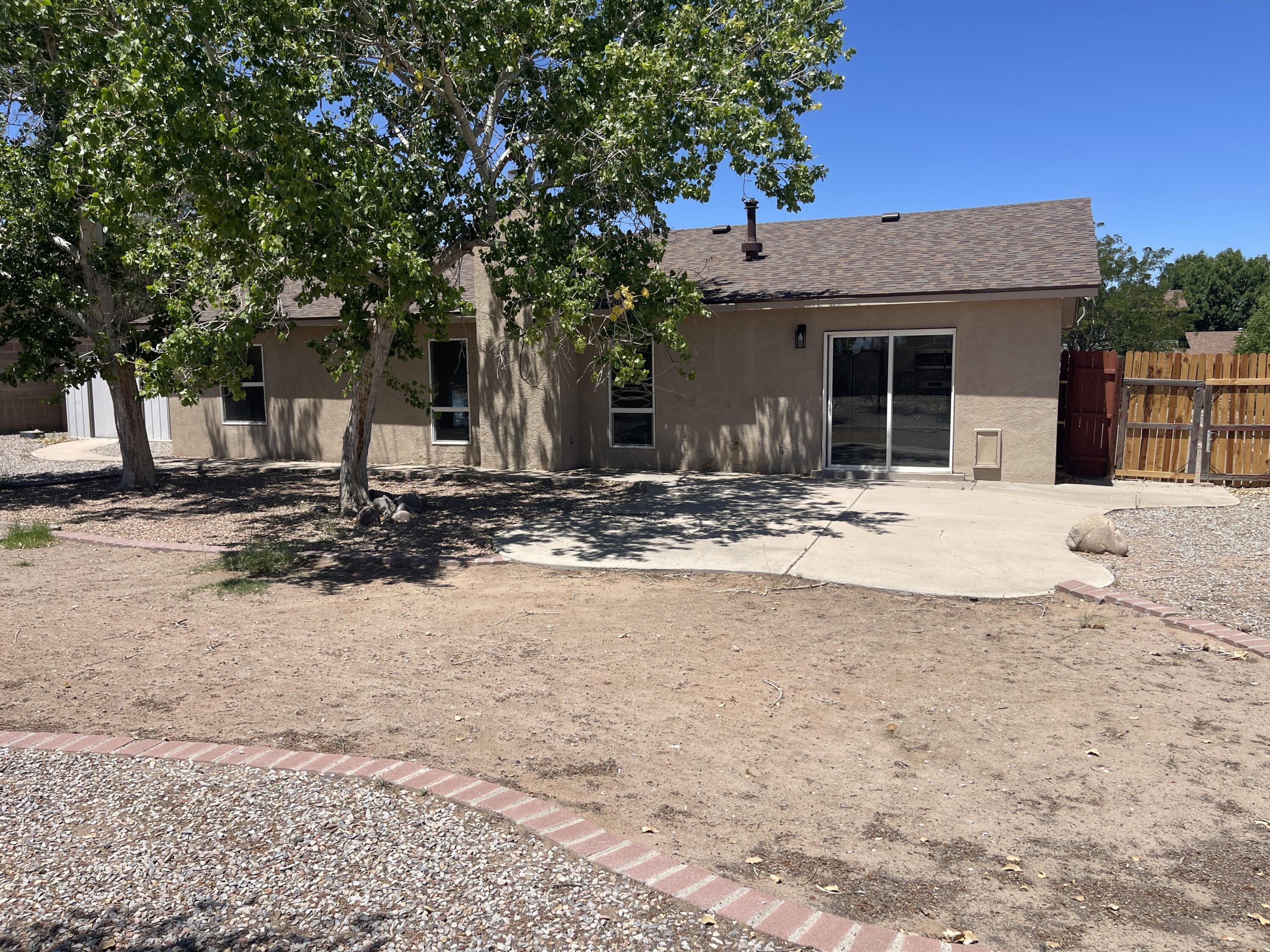 Photo 9 — 748 Saratoga Drive NE