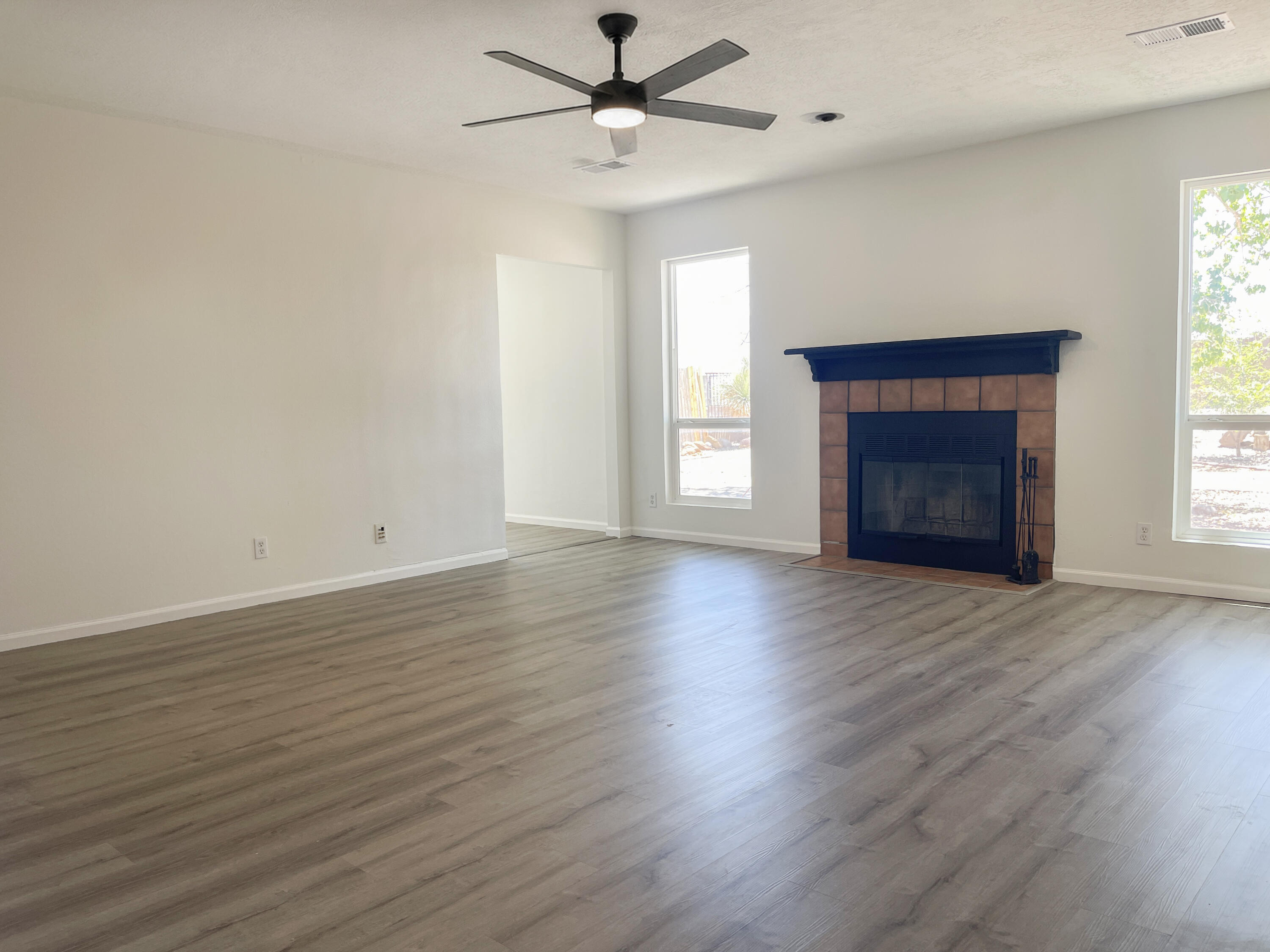 Photo 12 — 748 Saratoga Drive NE
