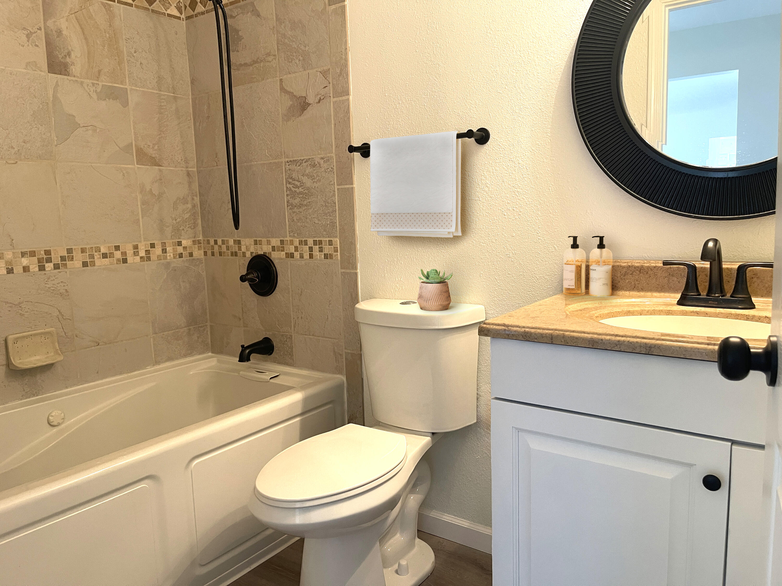 Photo 13 — 748 Saratoga Drive NE