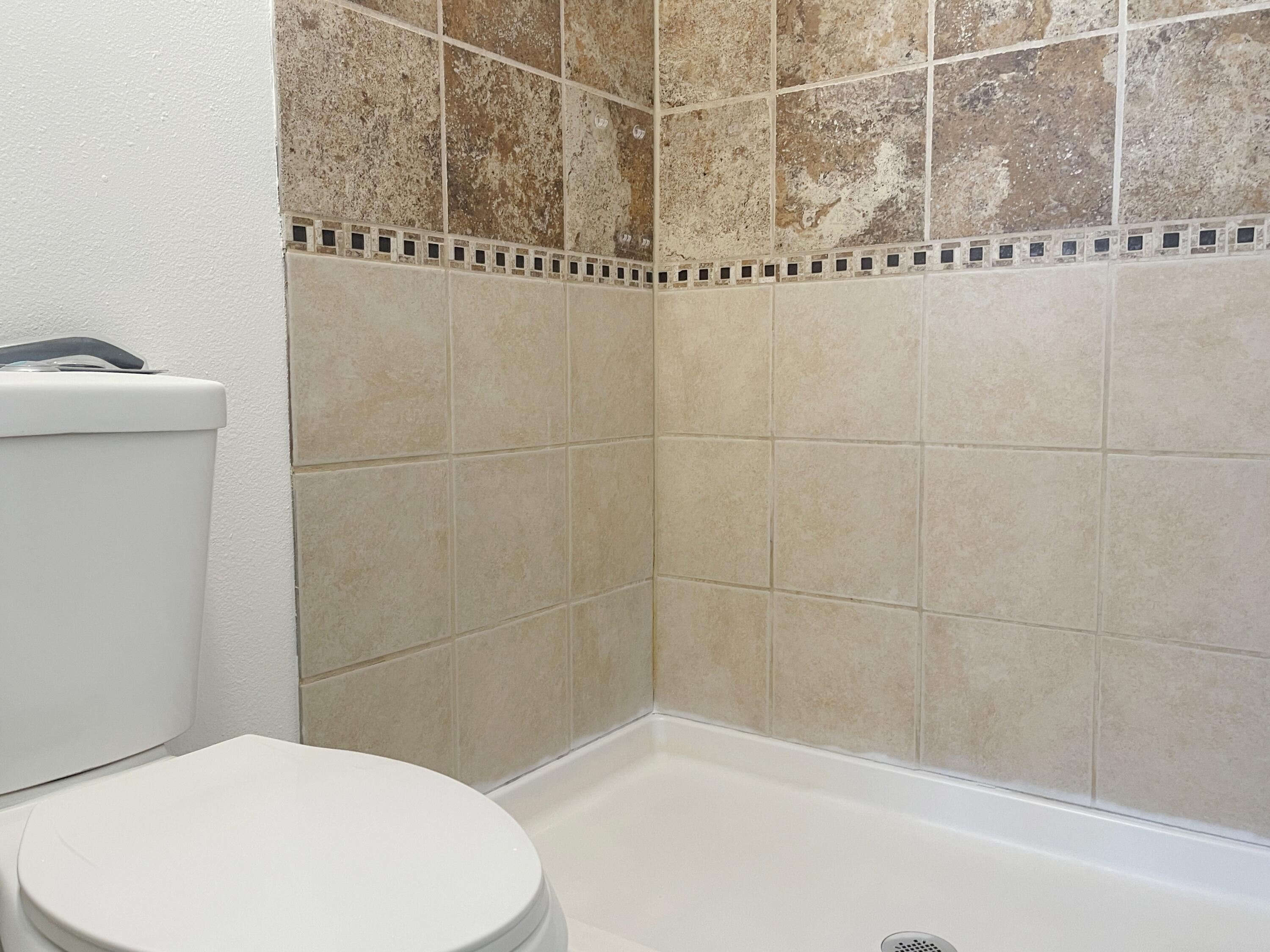 Photo 15 — 748 Saratoga Drive NE