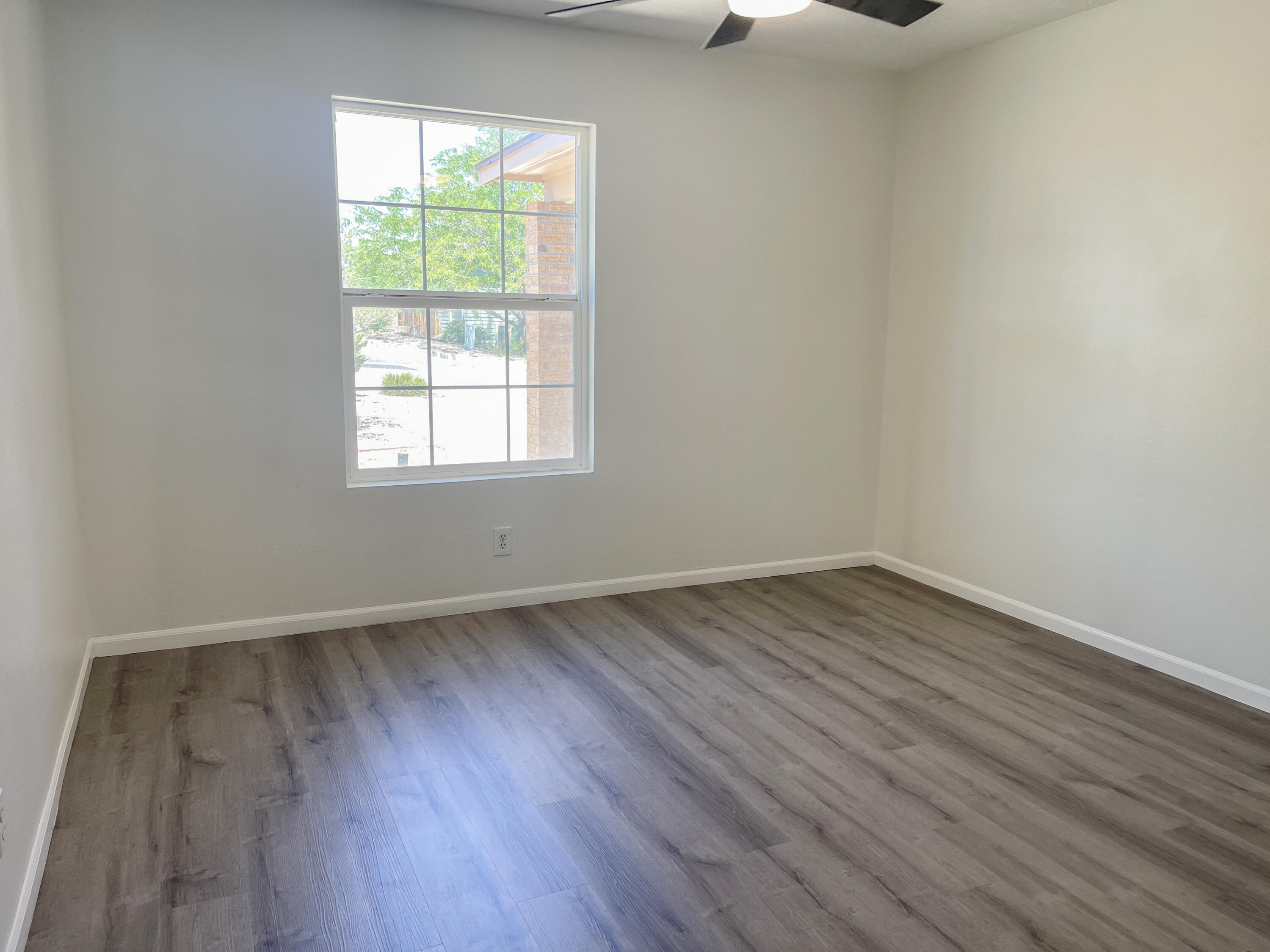 Photo 17 — 748 Saratoga Drive NE