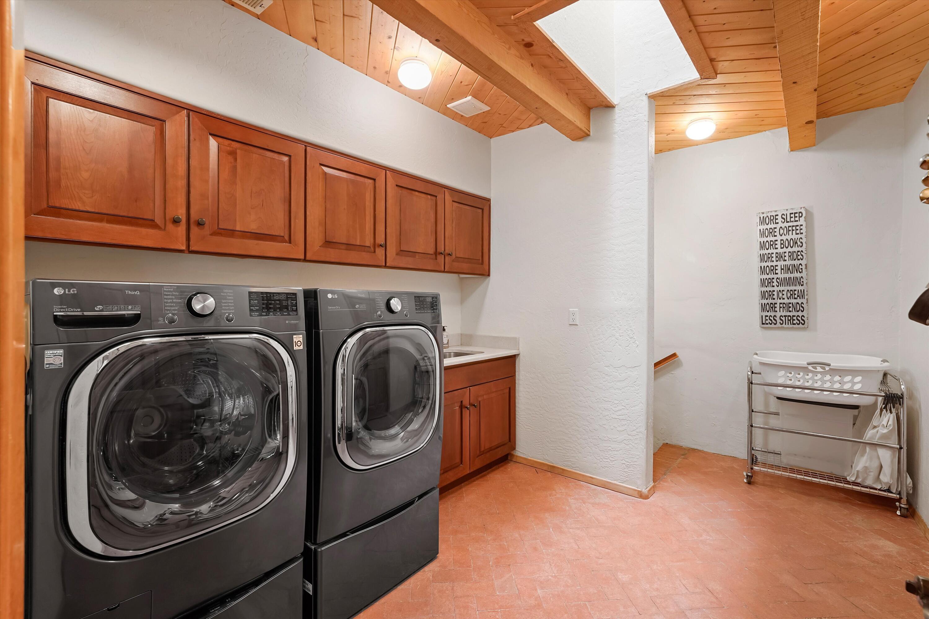 Photo 15 — 303 Spring Creek Place NE