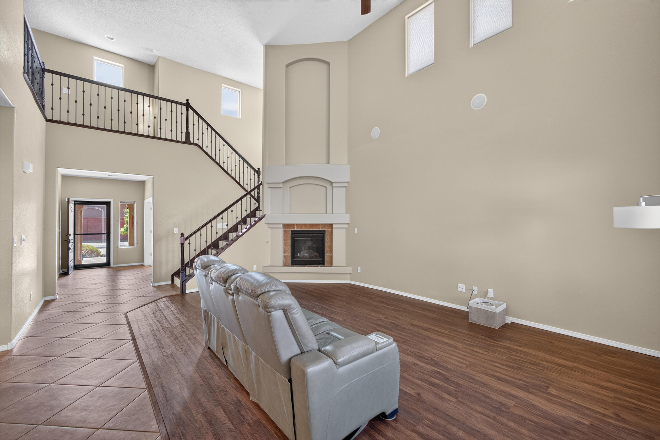 Photo 2 — 625 Palo Alto Drive NE