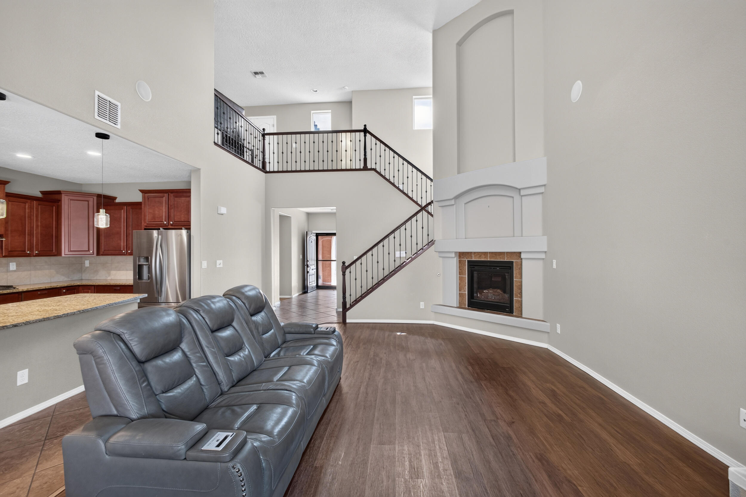 Photo 3 — 625 Palo Alto Drive NE