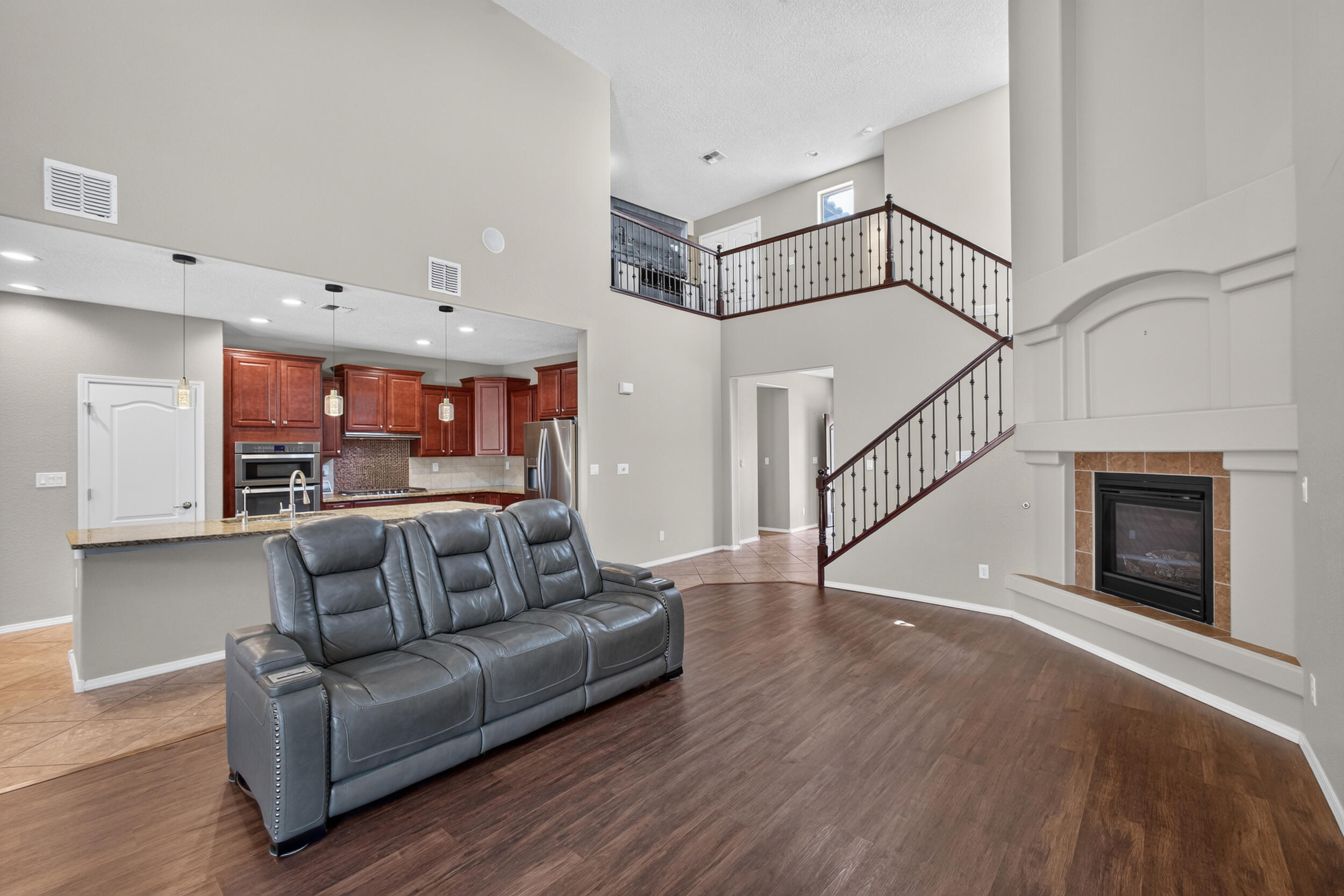 Photo 4 — 625 Palo Alto Drive NE