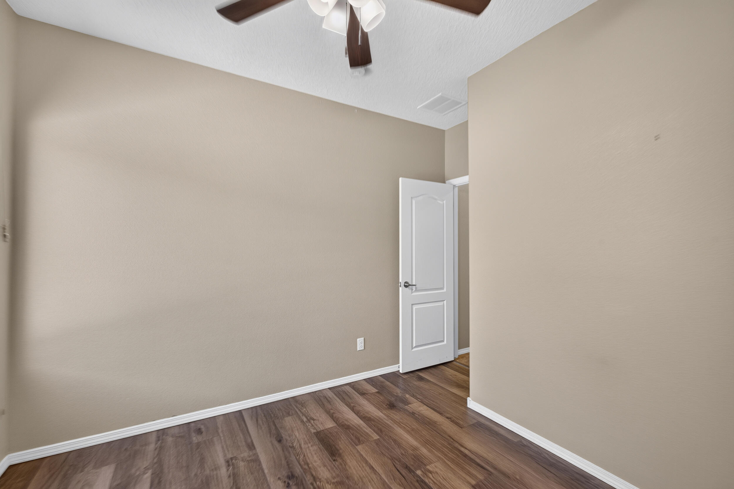 Photo 9 — 625 Palo Alto Drive NE