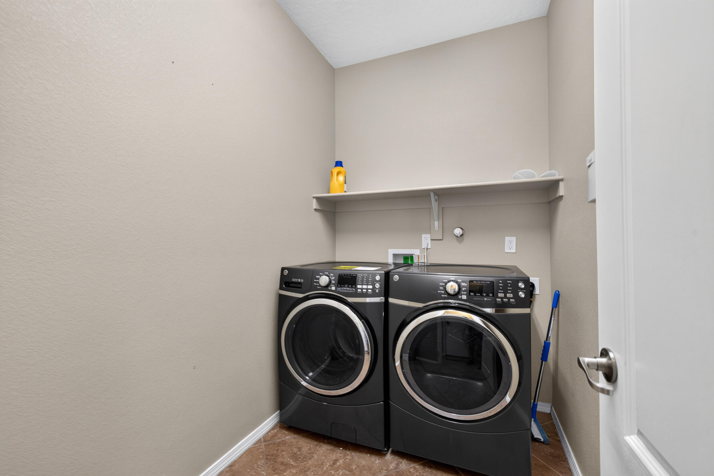 Photo 10 — 625 Palo Alto Drive NE
