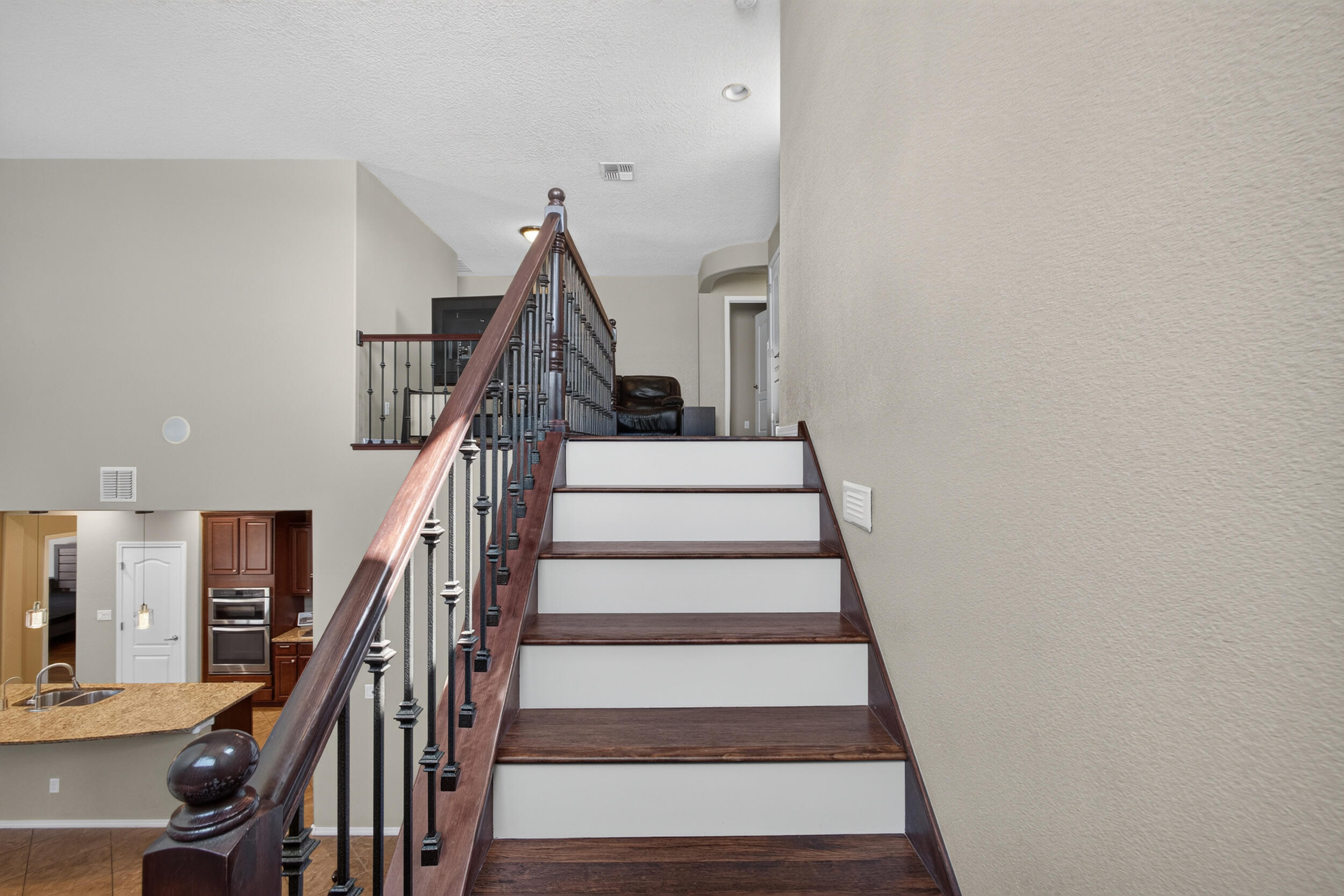 Photo 12 — 625 Palo Alto Drive NE