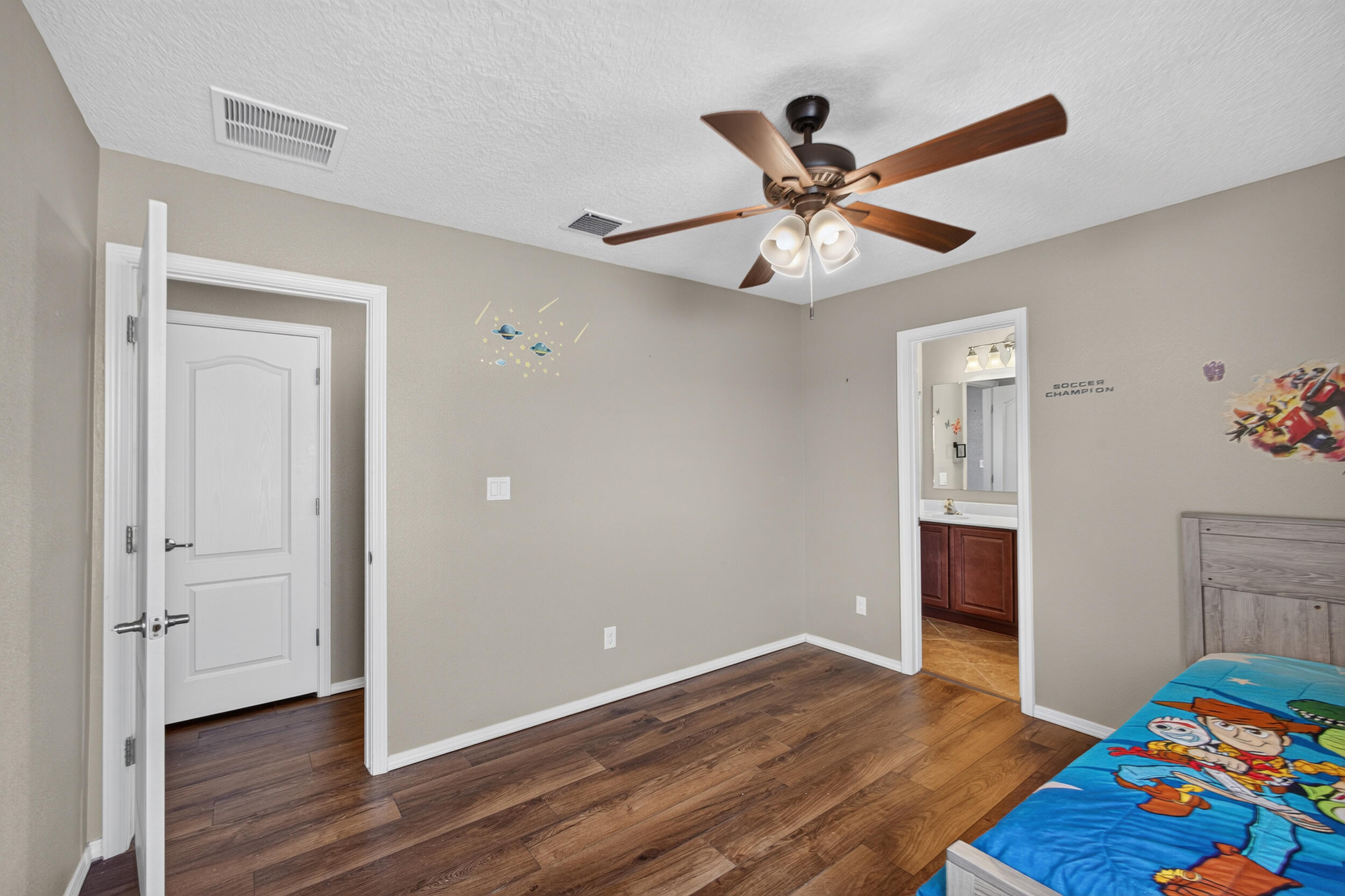 Photo 17 — 625 Palo Alto Drive NE